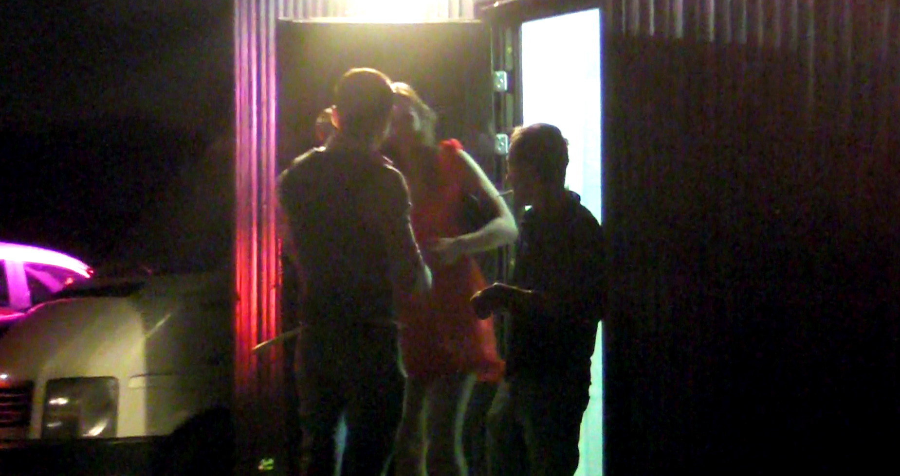 Cantaretul asteapta ca partenera lui sa iasa din baie pentru a intra impreuna in club