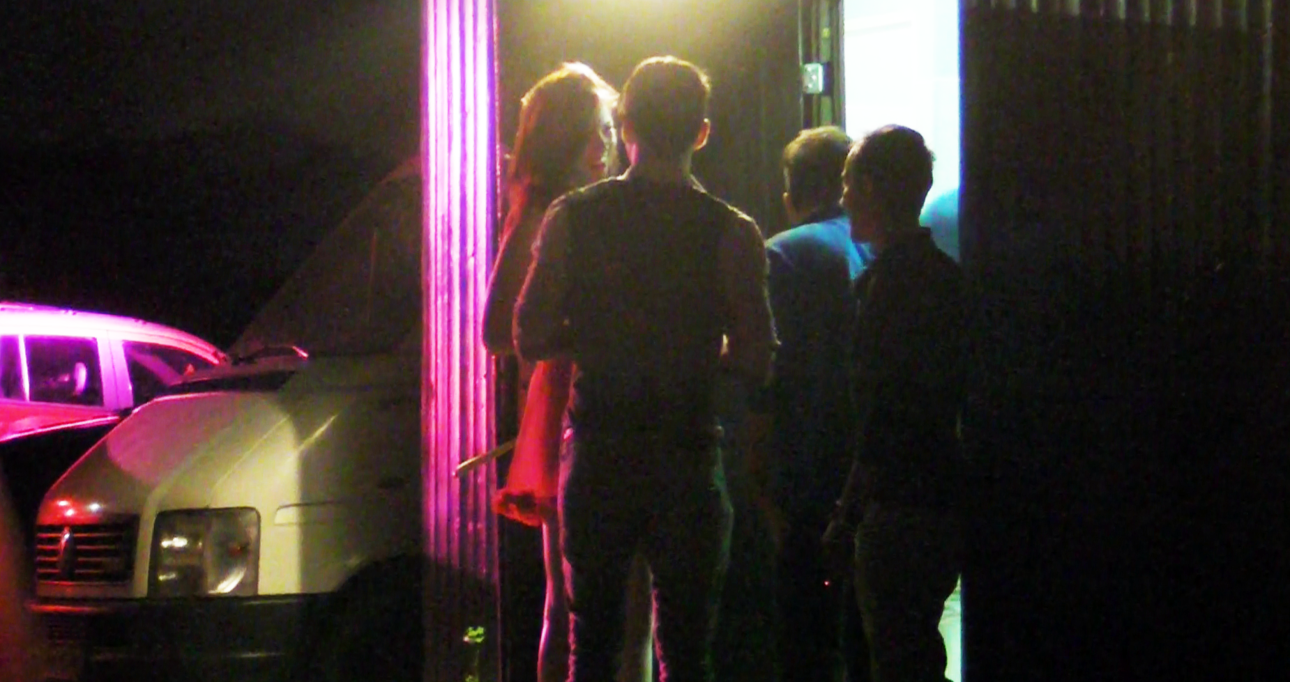 Cei doi mai stau de vorba in fata, probabil pentru ca nu se auzea muzica la fel de tare ca in club