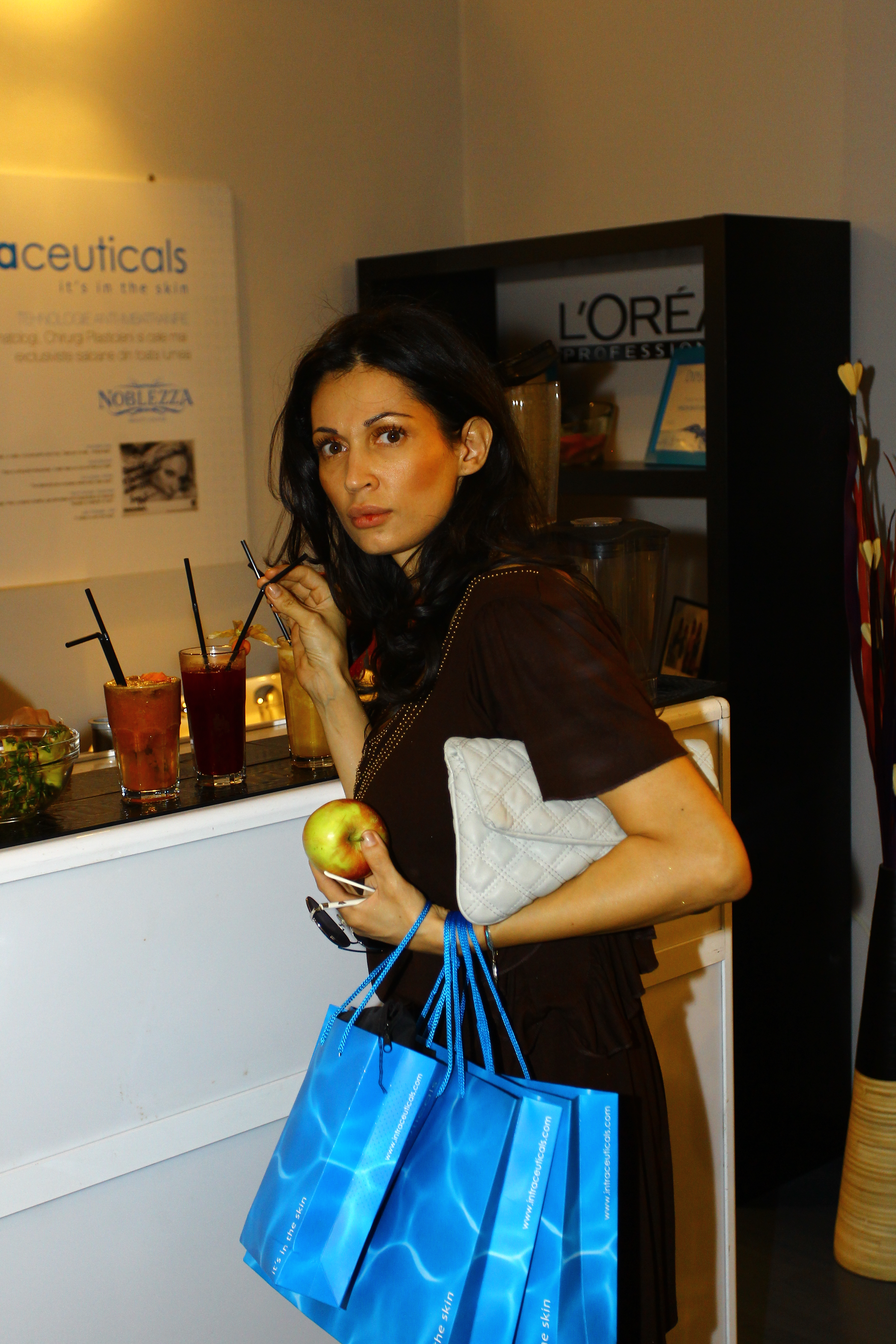 La final, bruneta s-a schimbat intr-o tinuta mai lejera