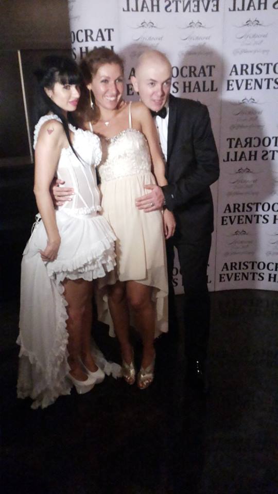 Roxana Marinescu a purtat o rochie de mireasa extrem de sexy. Vedeta si-a lasat la vedere picoarele superbe