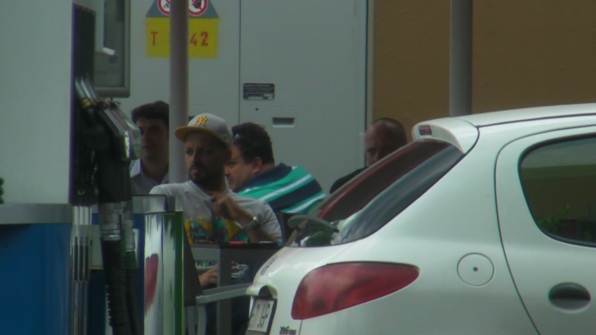 Artistul priveste in gol, asteptand ca prietenul lui sa termine de fumat