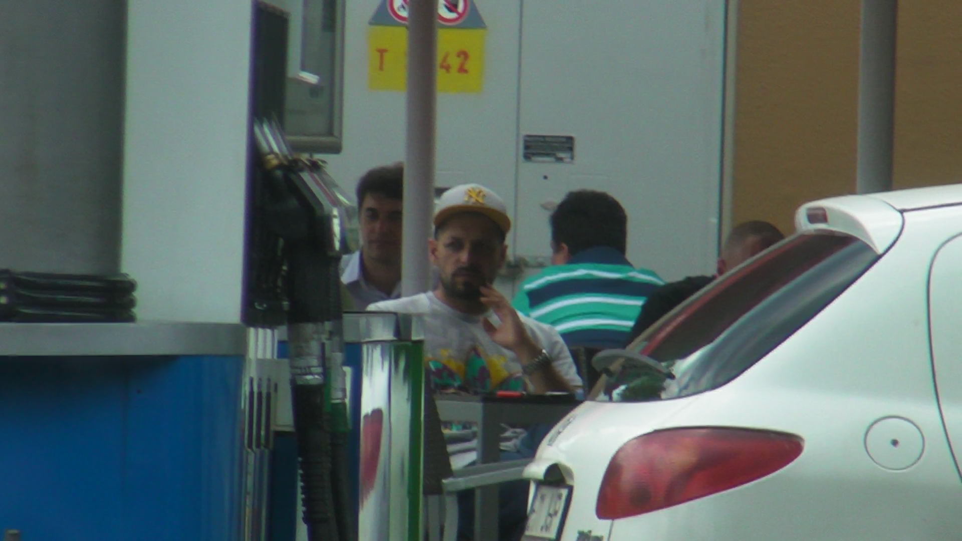 Barbatul nu este deloc atent la discutie ci prefera sa fie cu gandurile lui