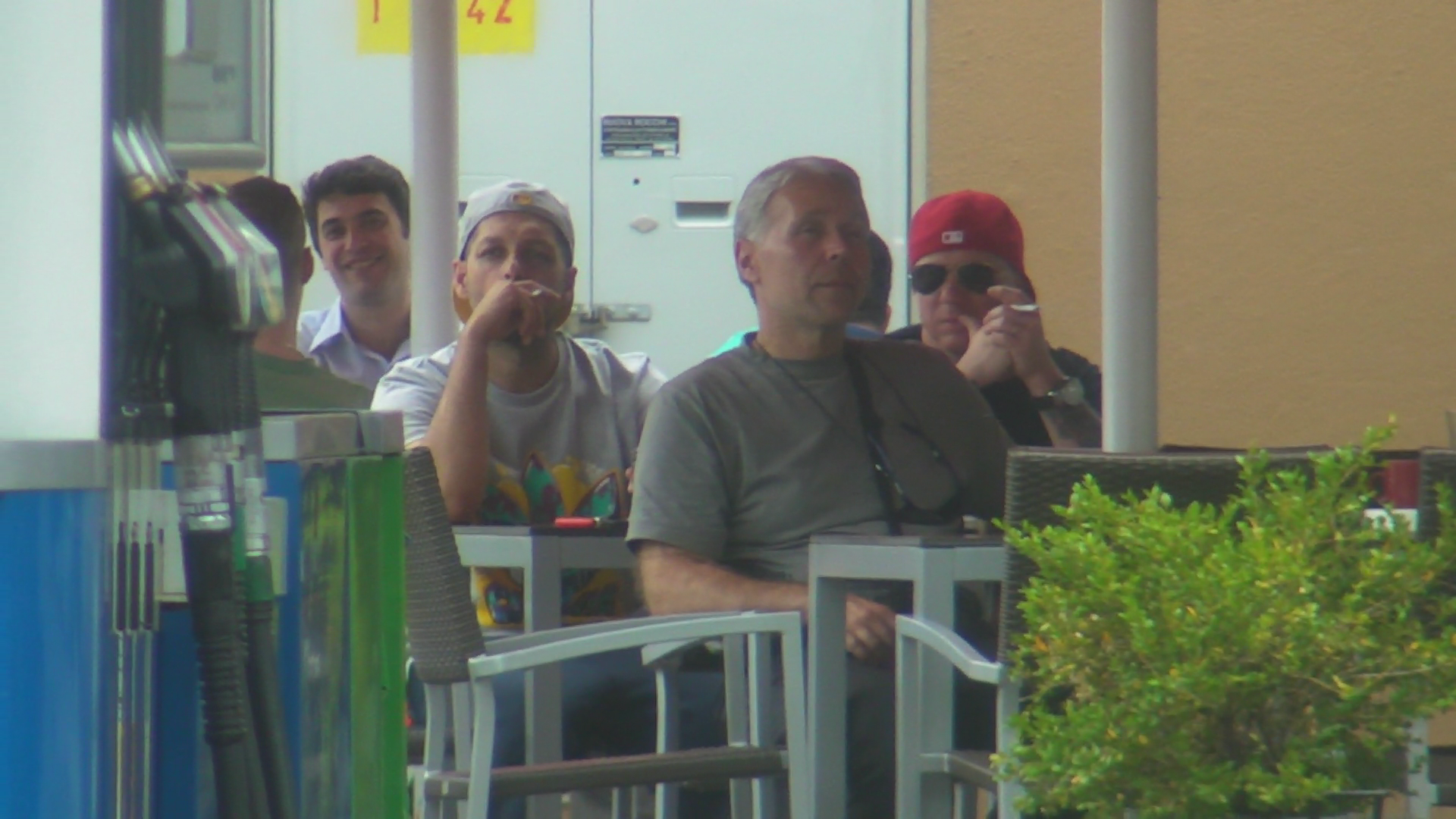 La un moment dat Ombladon isi aprinda o tigara, tocmai pentru a-si gasi o preocupare