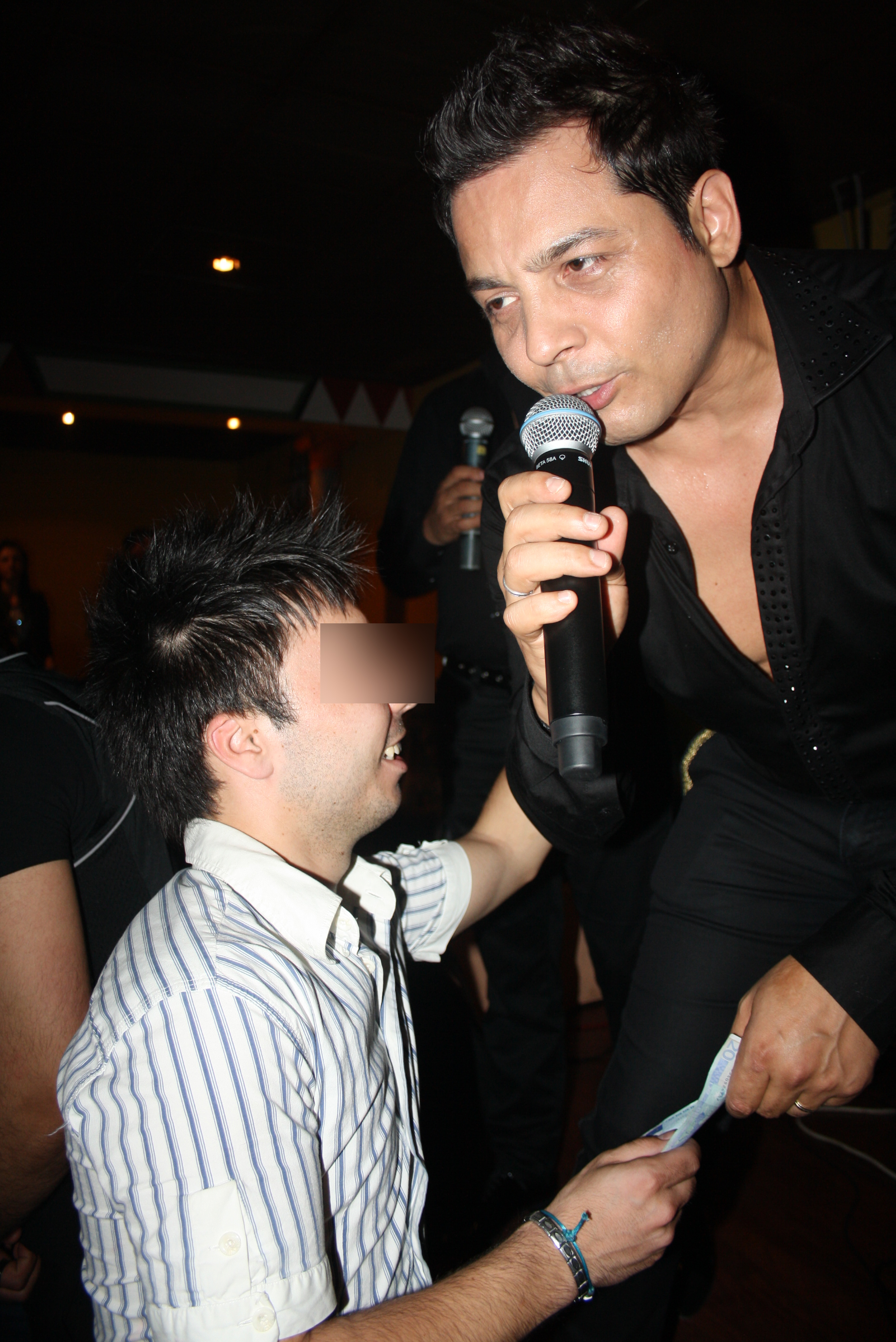 Manelistul a cantat si a dat autografe tuturor