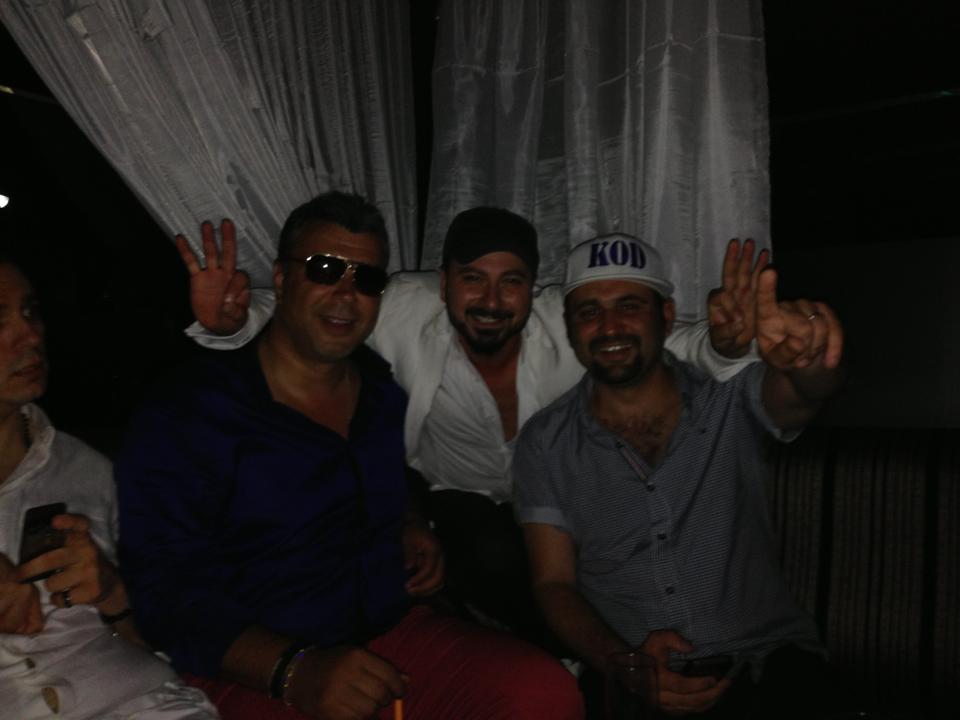 De la petrecere nu a lipsit Cosmin Olaroiu, care s-a fotografiat alaturi de DJ