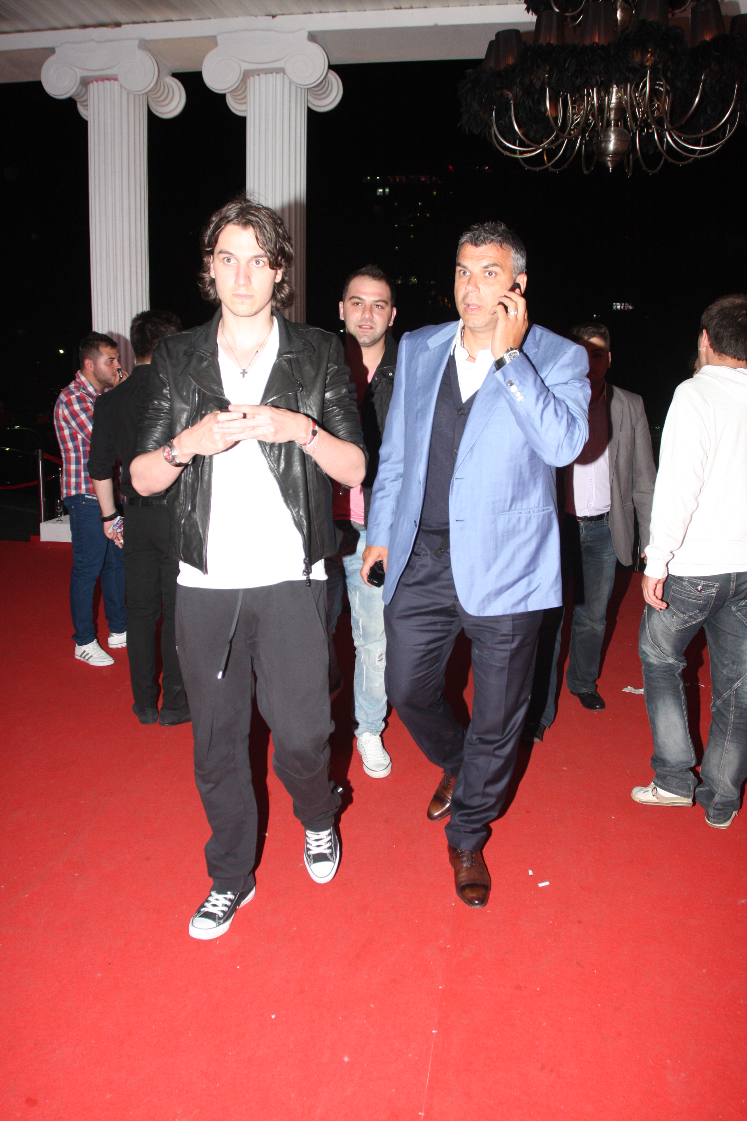 Tanarul si-a invitat toti prietenii la petrecerea aniversara