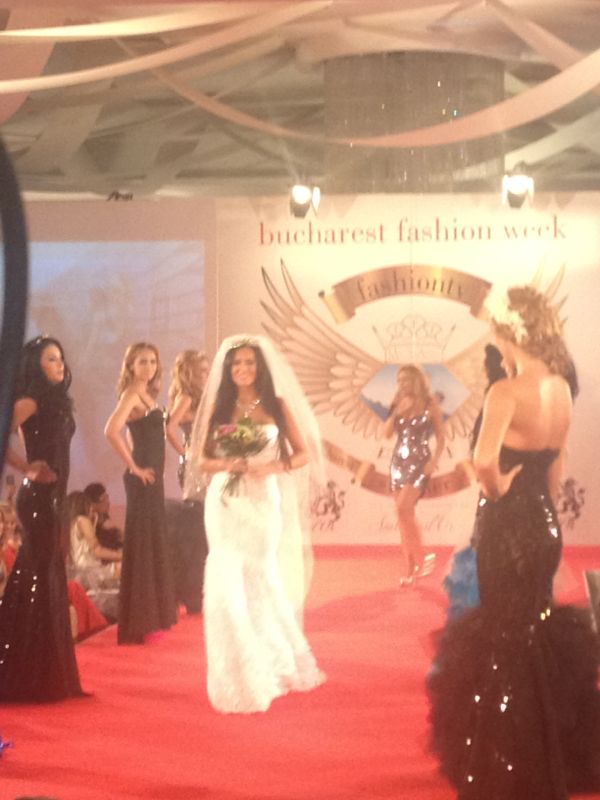 Clejanca cea mica a defilat alaturi de manechine profesioniste si a incheiat prezentarea