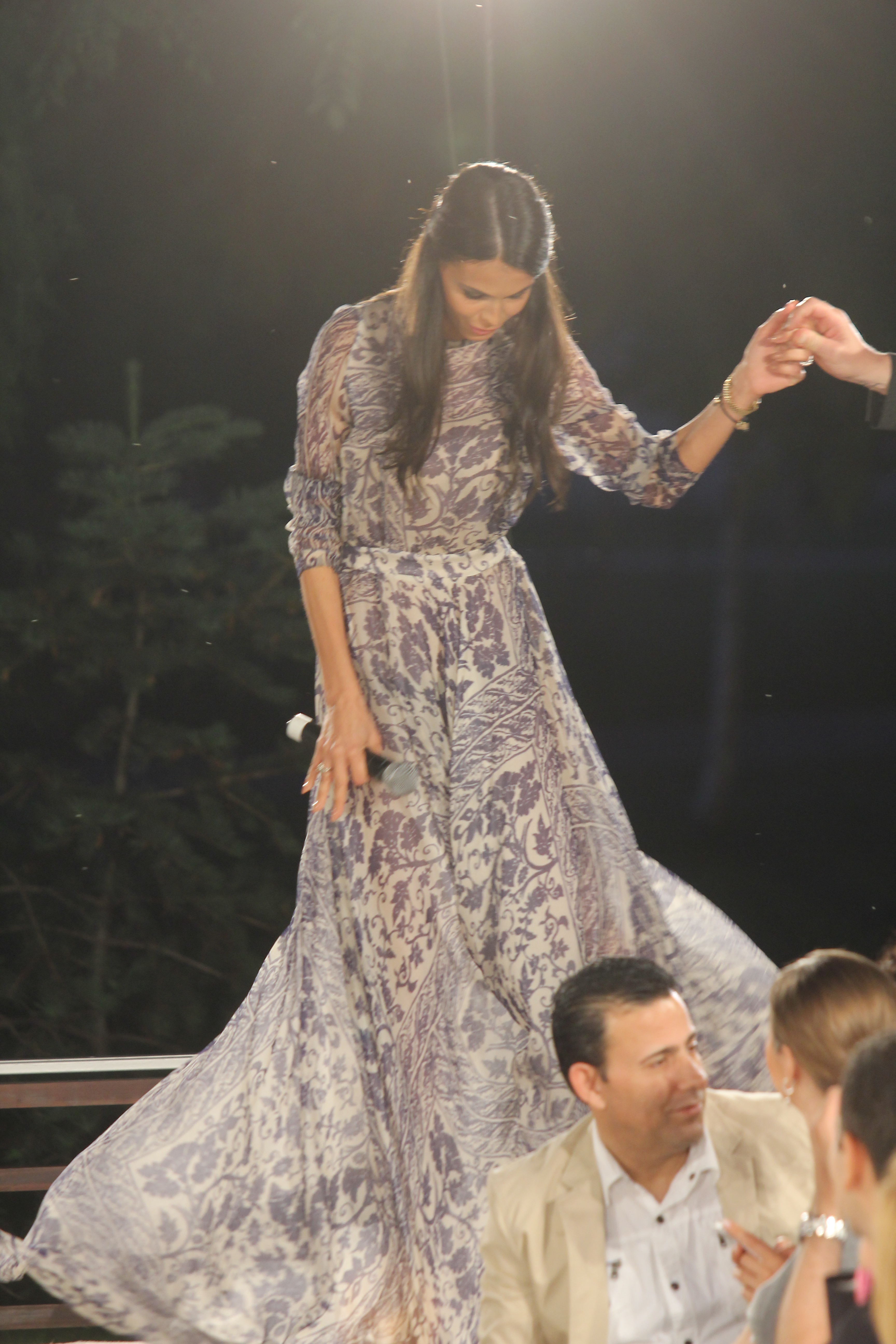 Fara nicio proba, vedetei i-a venit rochia ca turnata