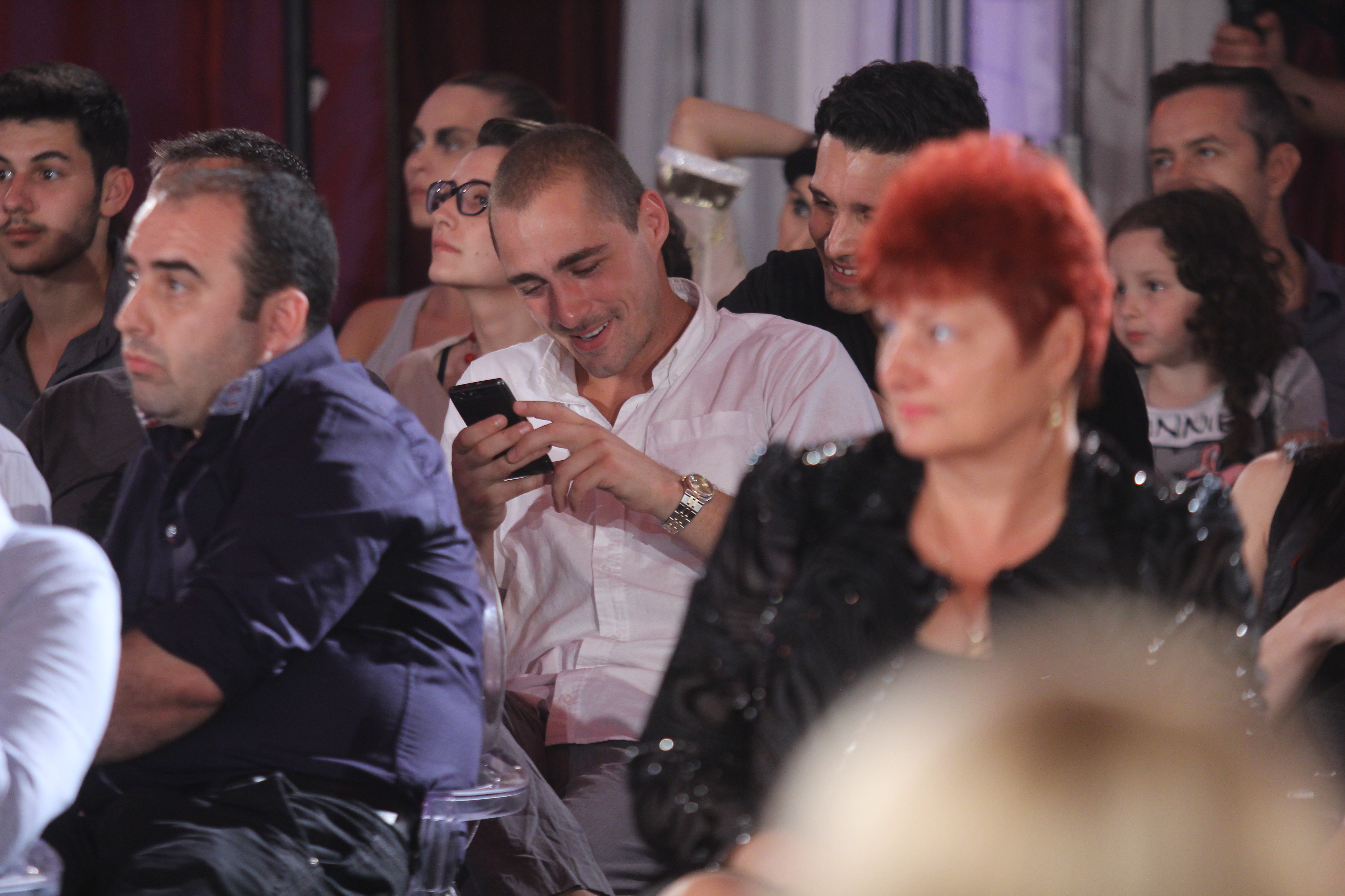 Intreaga seara actorul a stat pe telefonul mobil sau a barfit modelele care defilau in fata lui