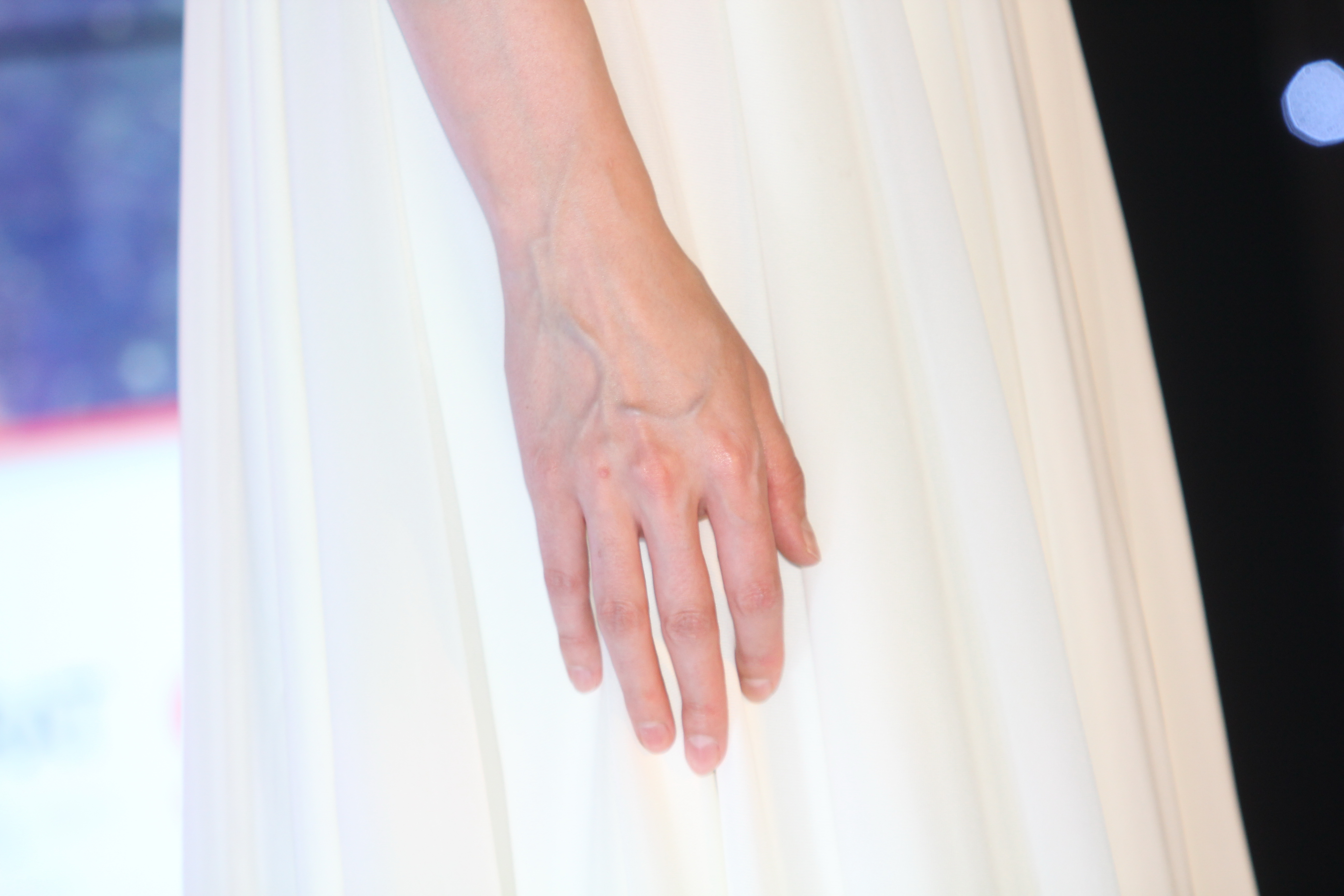 Vedeta nu are manichiura facuta si nici nu poarta bujuterii