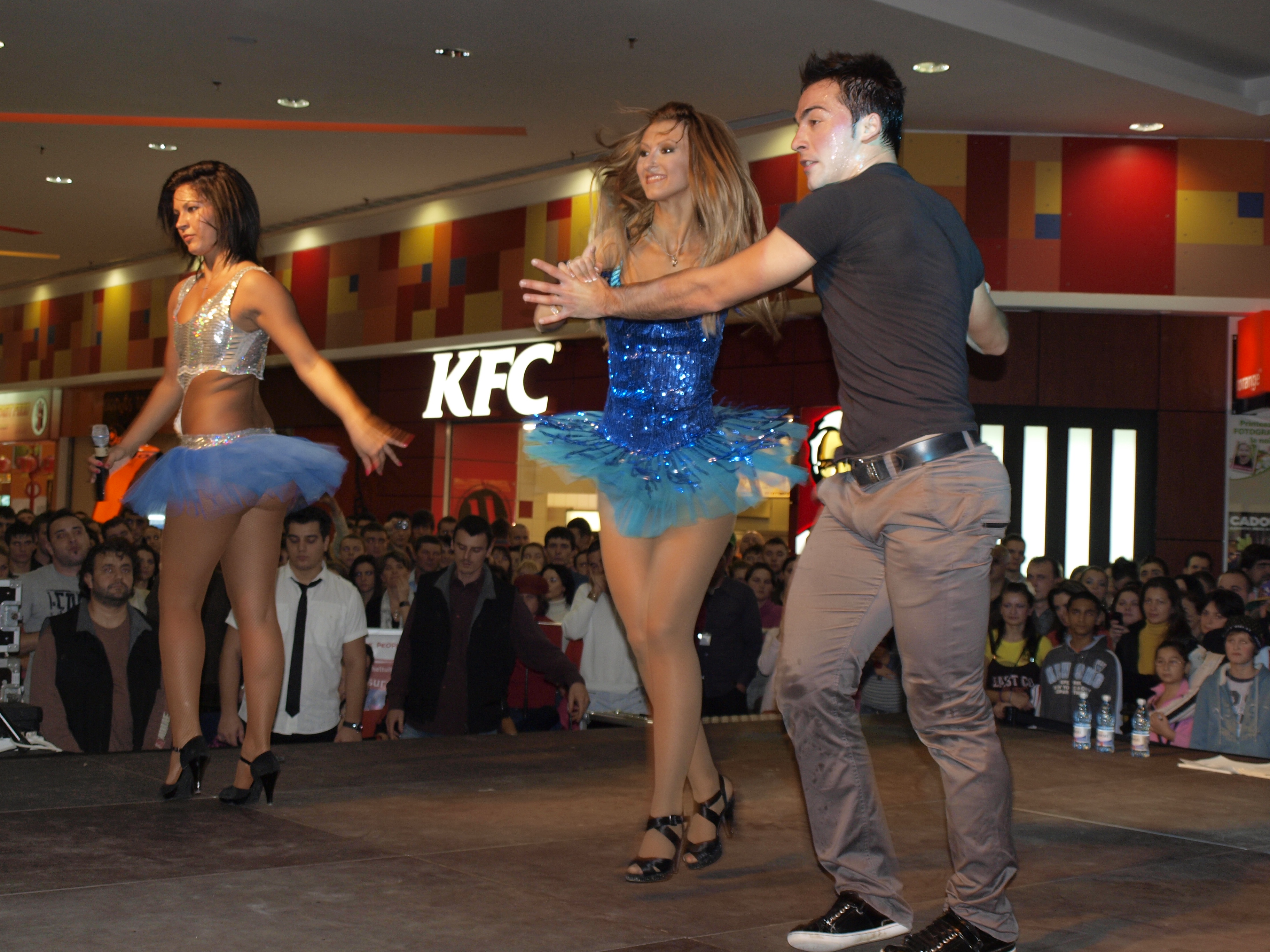 Balan isi creeaza cate 10 tinute pentru fiecare show