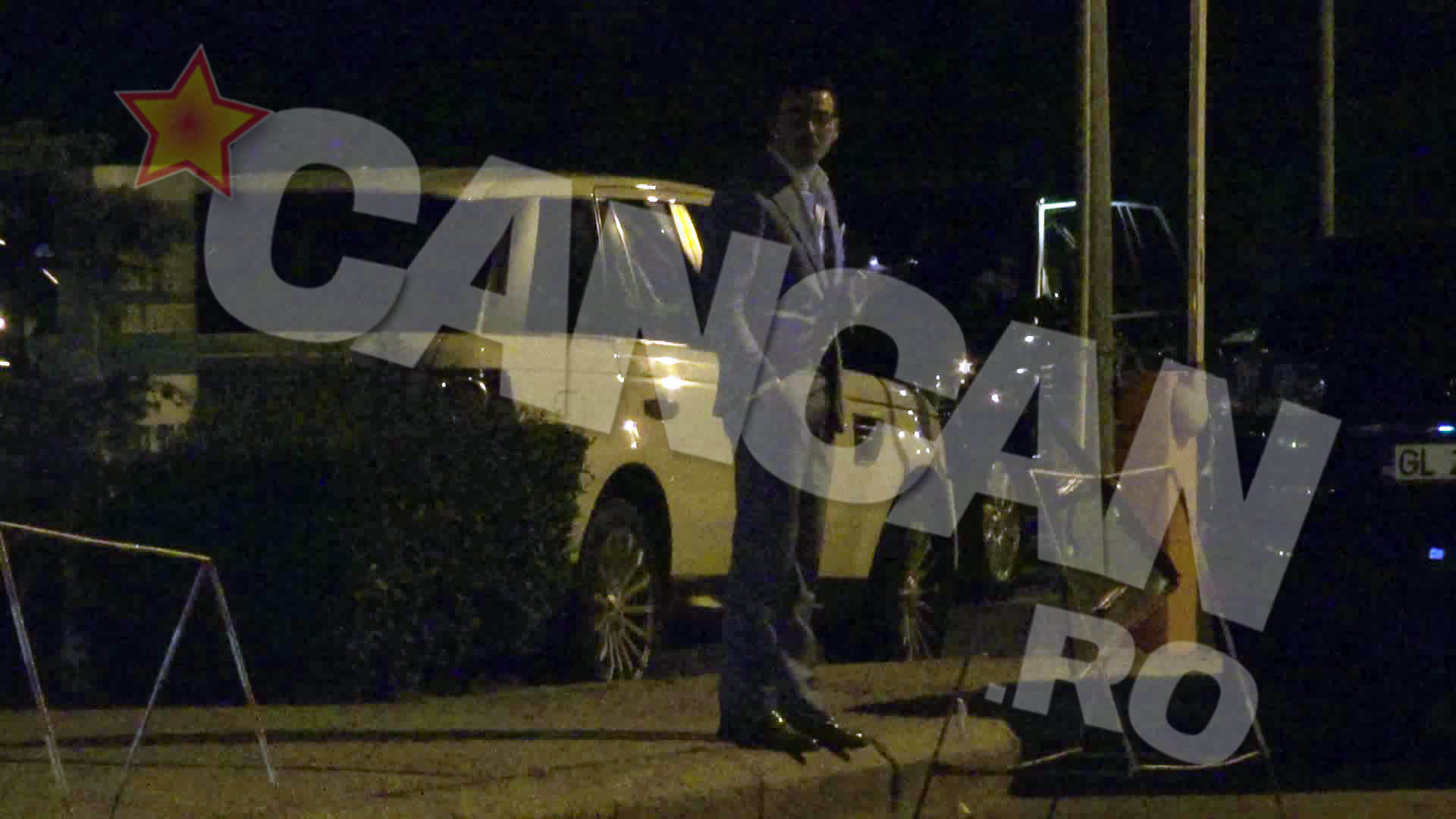 Adi Cristea iese din clubul unde era cu Tania si cauta innebunit un taxi, desi distanta pe care o are de strabatut pana la terasa unde se afla Bianca e de sub un kilometru