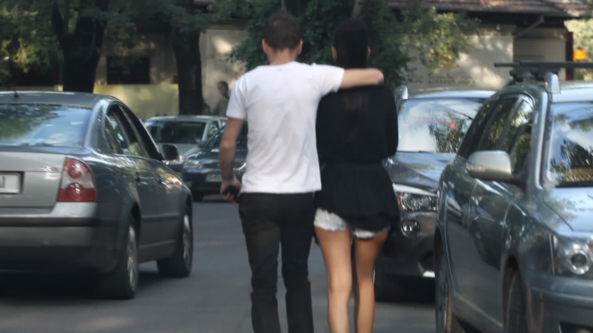 Fostul fotbalist nu si-a putut lua nici o secunda mainile de pe iubita sa