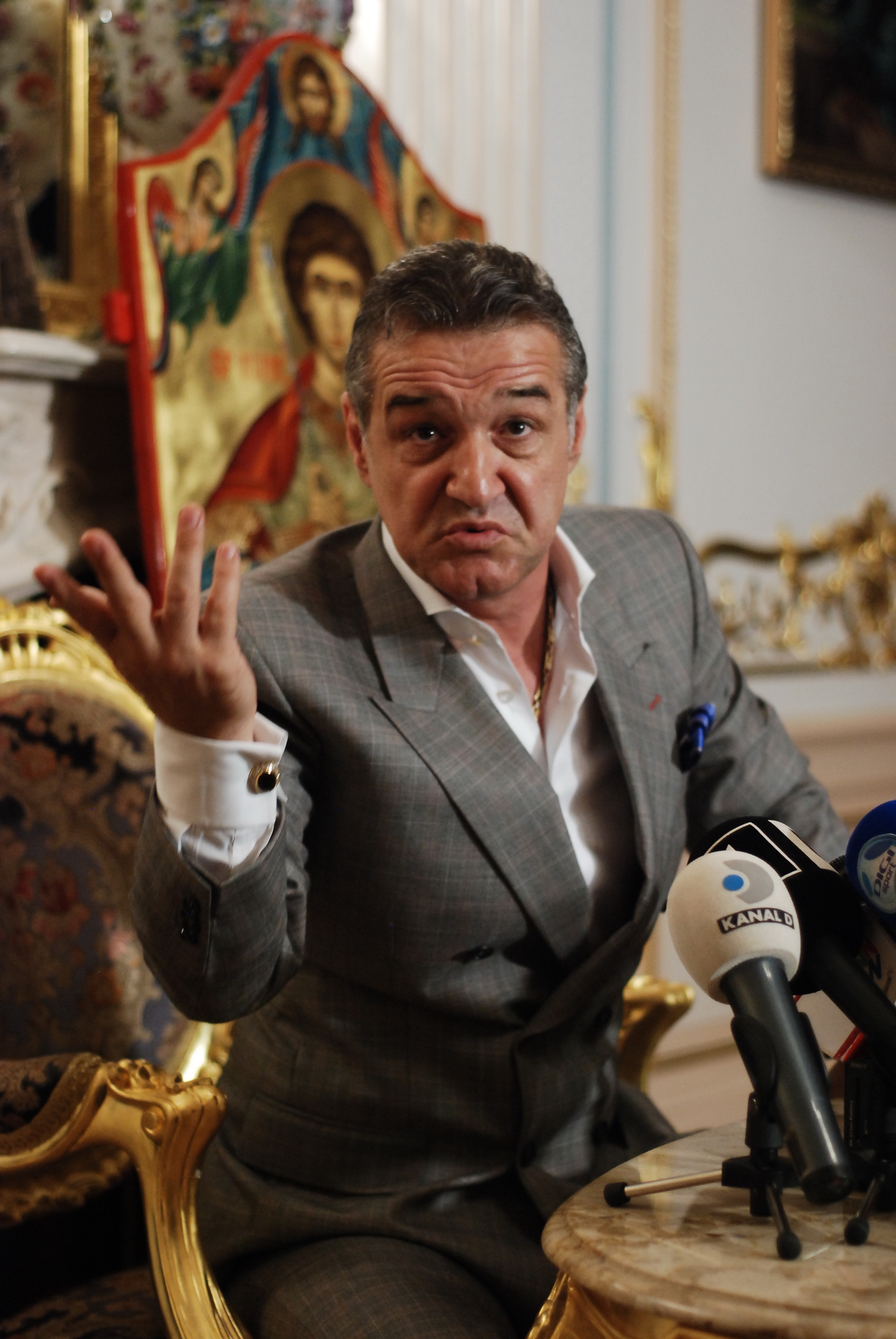 Gigi Becali a fost parodiat de manelist