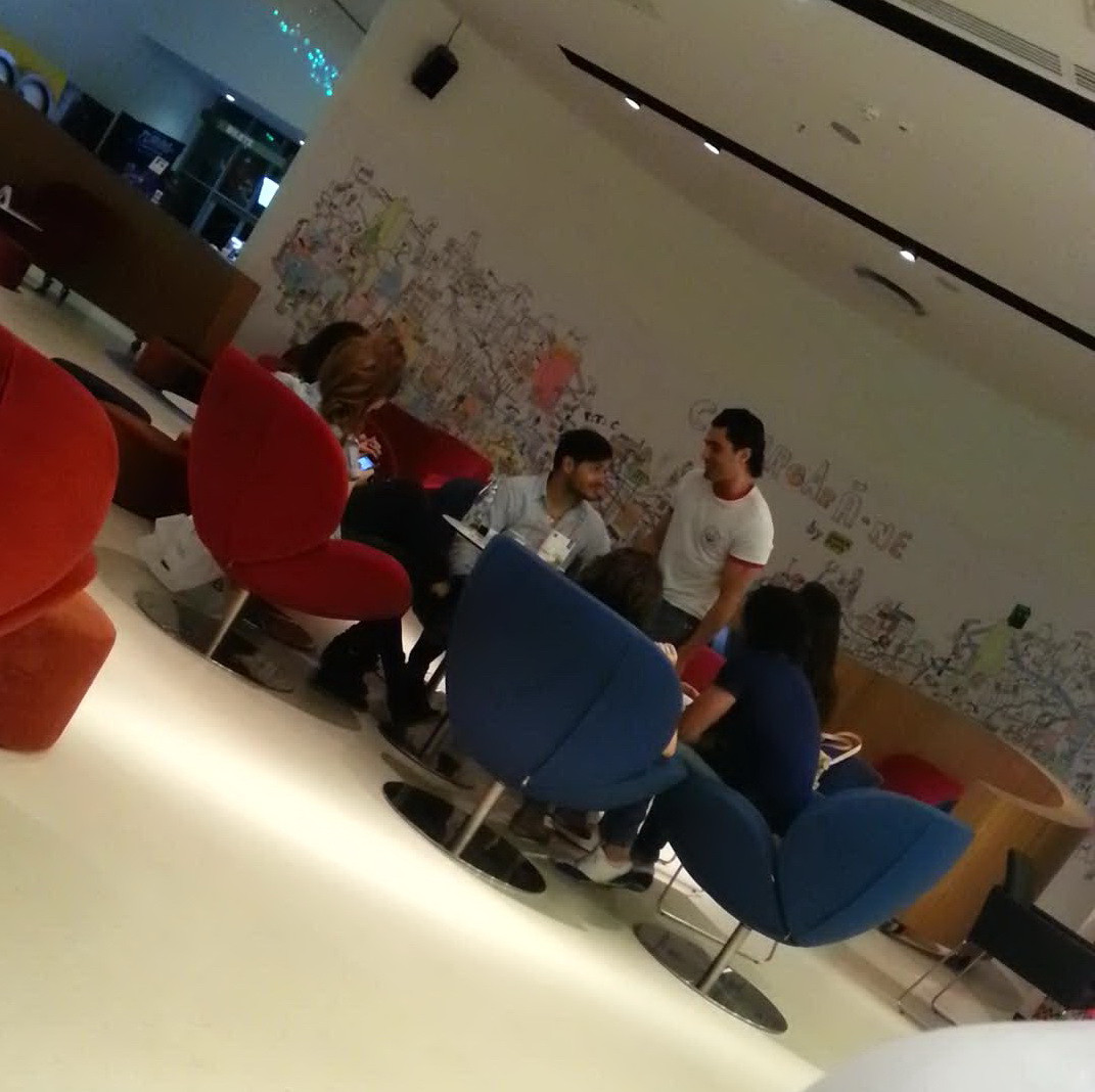 Pepe a fost sufletul gastii. A povestit si gesticulat, iar cei din jur s-au amuzat copios