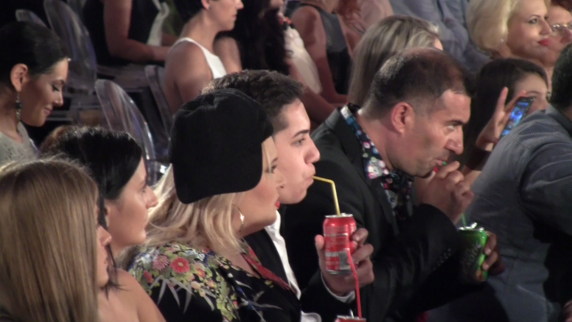 Insetati, cei trei s-au oprit imediat la bar pentru a-si lua ceva