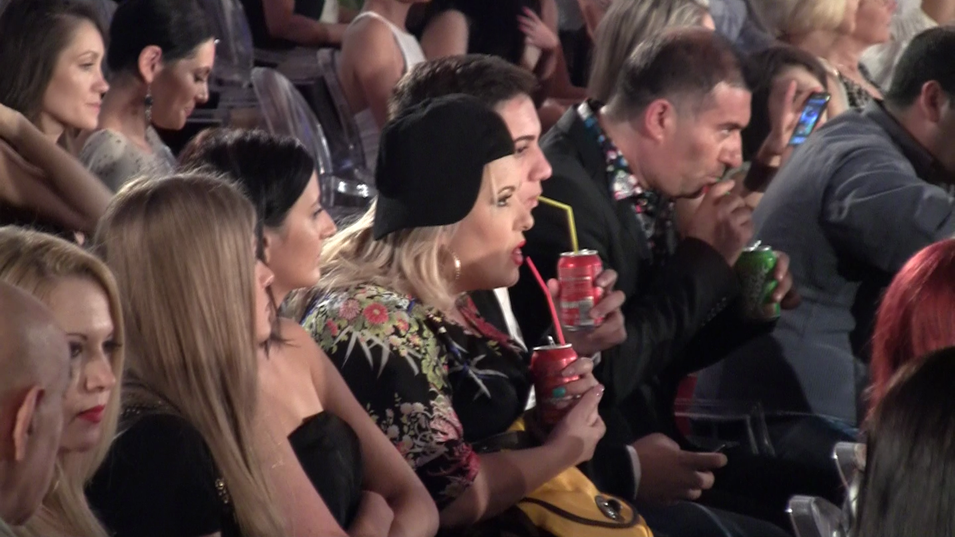 Cei trei beau in sincron