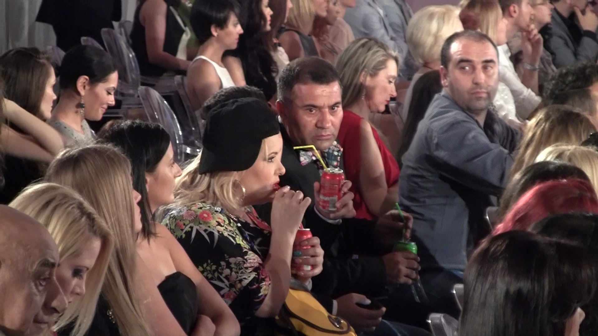 Toti trei trag din pai, asteptand ca fiica lor sa apara pe podiumul de moda