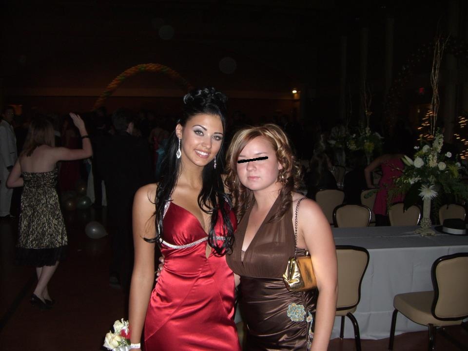 Antonia, eleganta, alaturi de o prietena