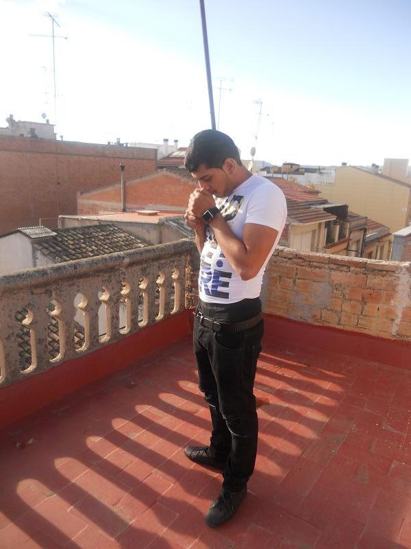 Tanarul nu s-a comportat prea bine cu cantareata, agresand-o in timpul relatiei