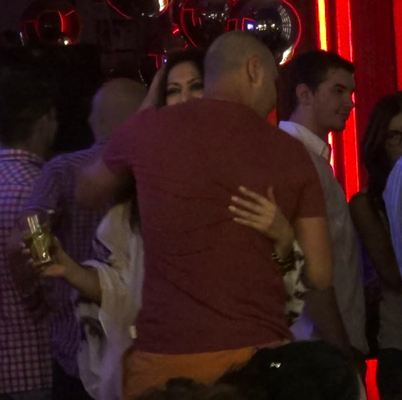 Cei doi au baut toata serara, uneori impartind chiar acelasi pahar