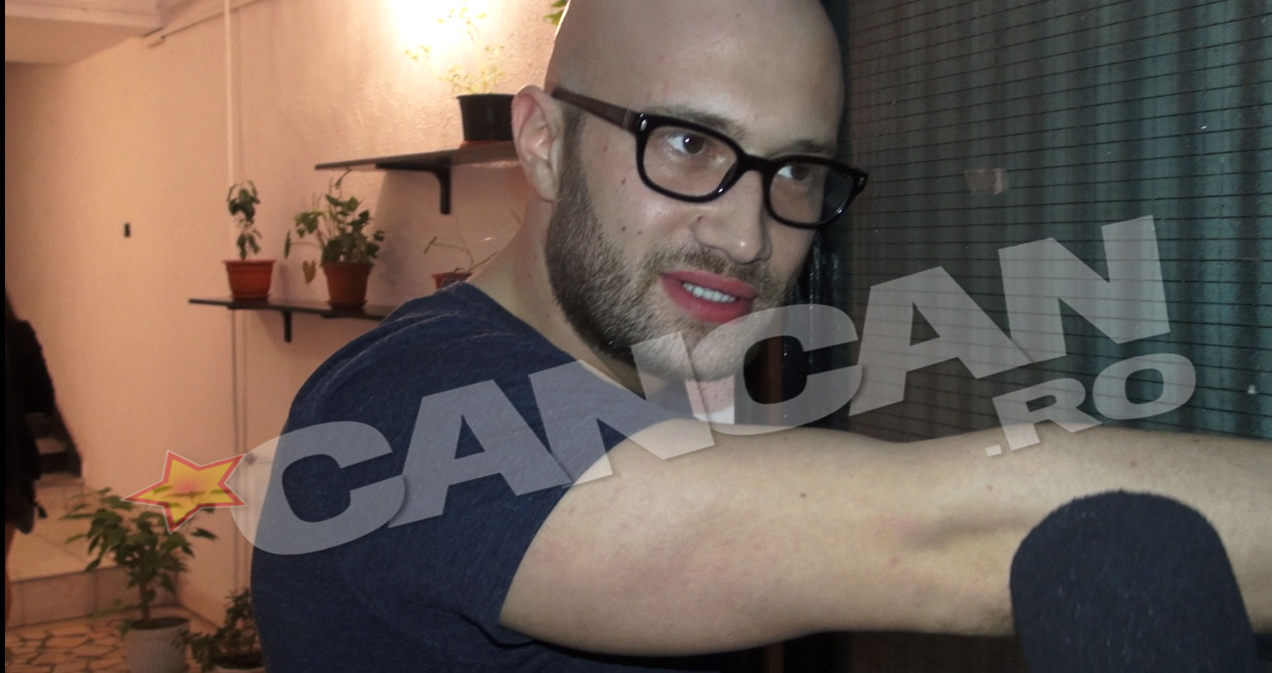 Pe buzele lui Bendeac s-a transferat tot rujul fetei, chiar daca a incercat sa il stearga