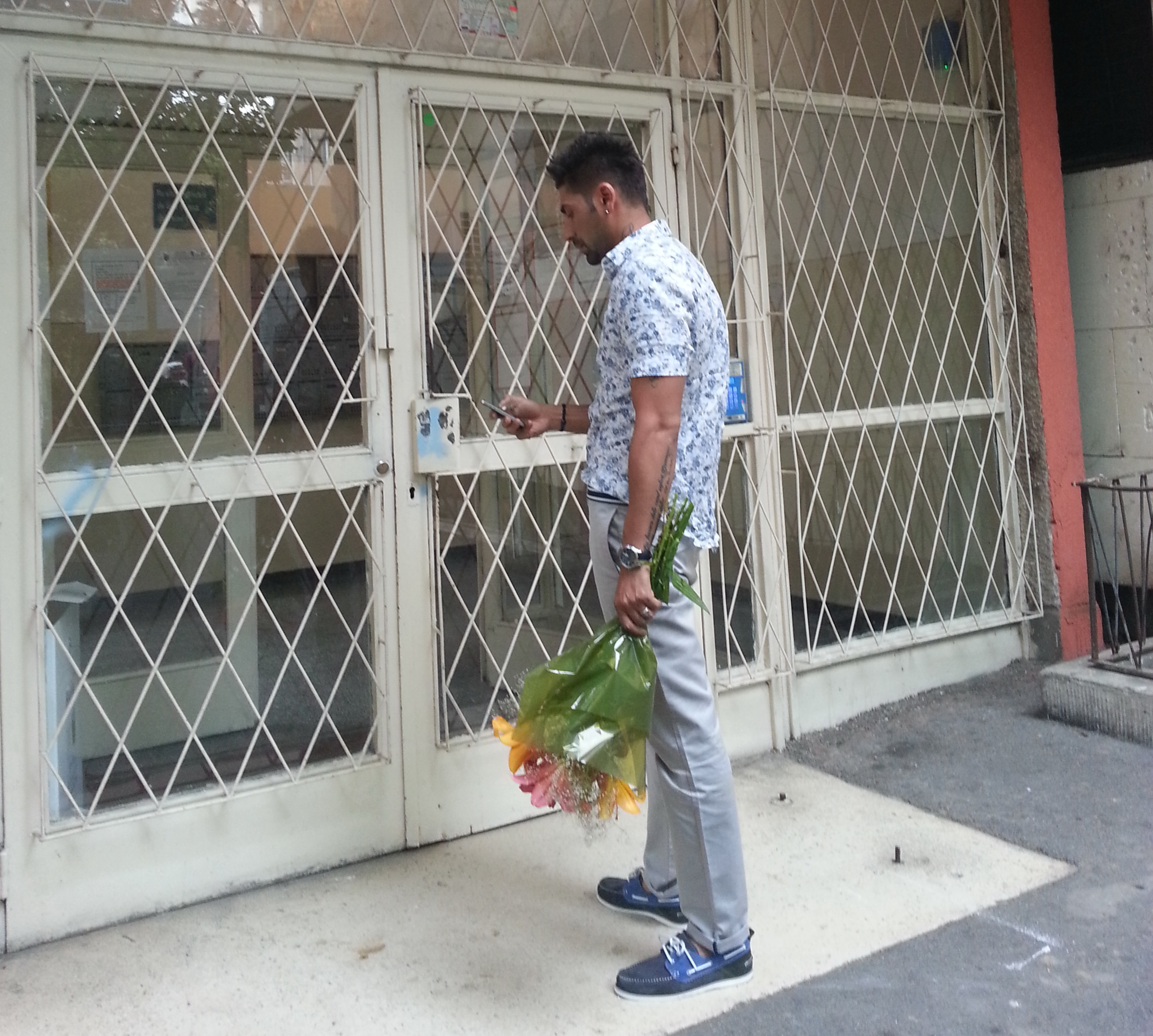 Cinnect-R nu merge niciodata acasa la iubita fara flori