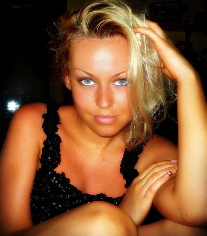 Misha este cantareata si l-a cunoscut pe Connect-R in studioul de inregistrari