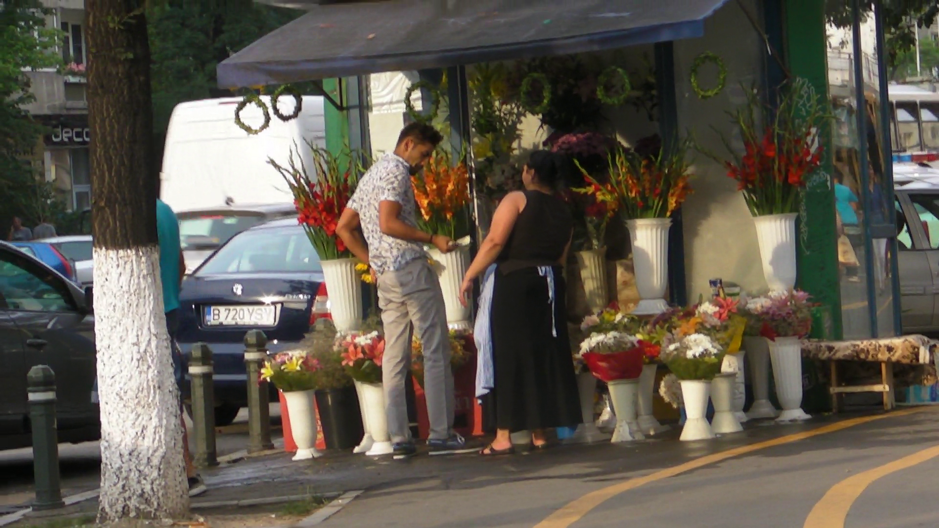 Aseara, Connect-R a oprit la o florarie si ales cu grija un buchet pentru Misha