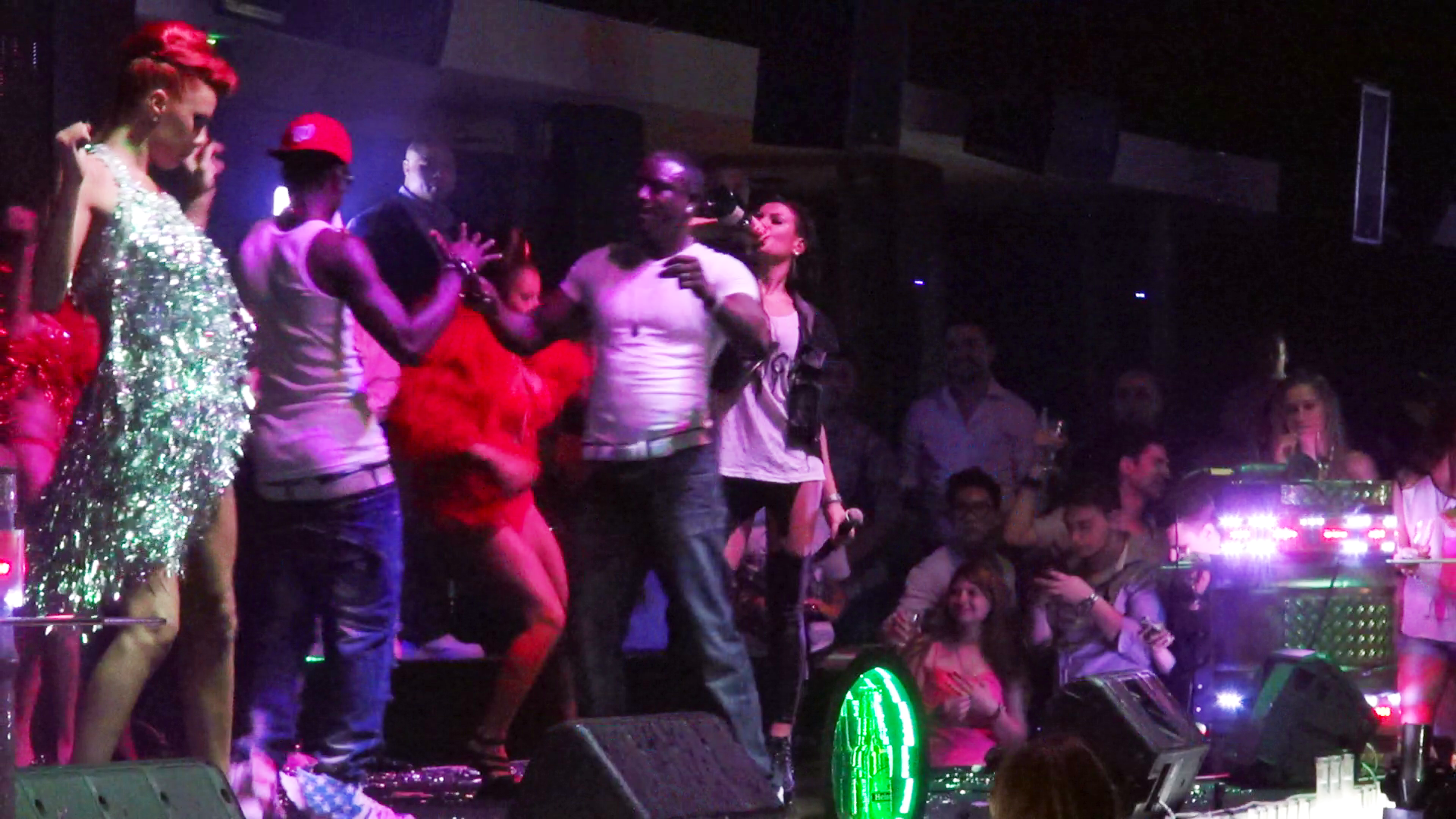 Cei doi danseaza pe scena alaturi de animatoare