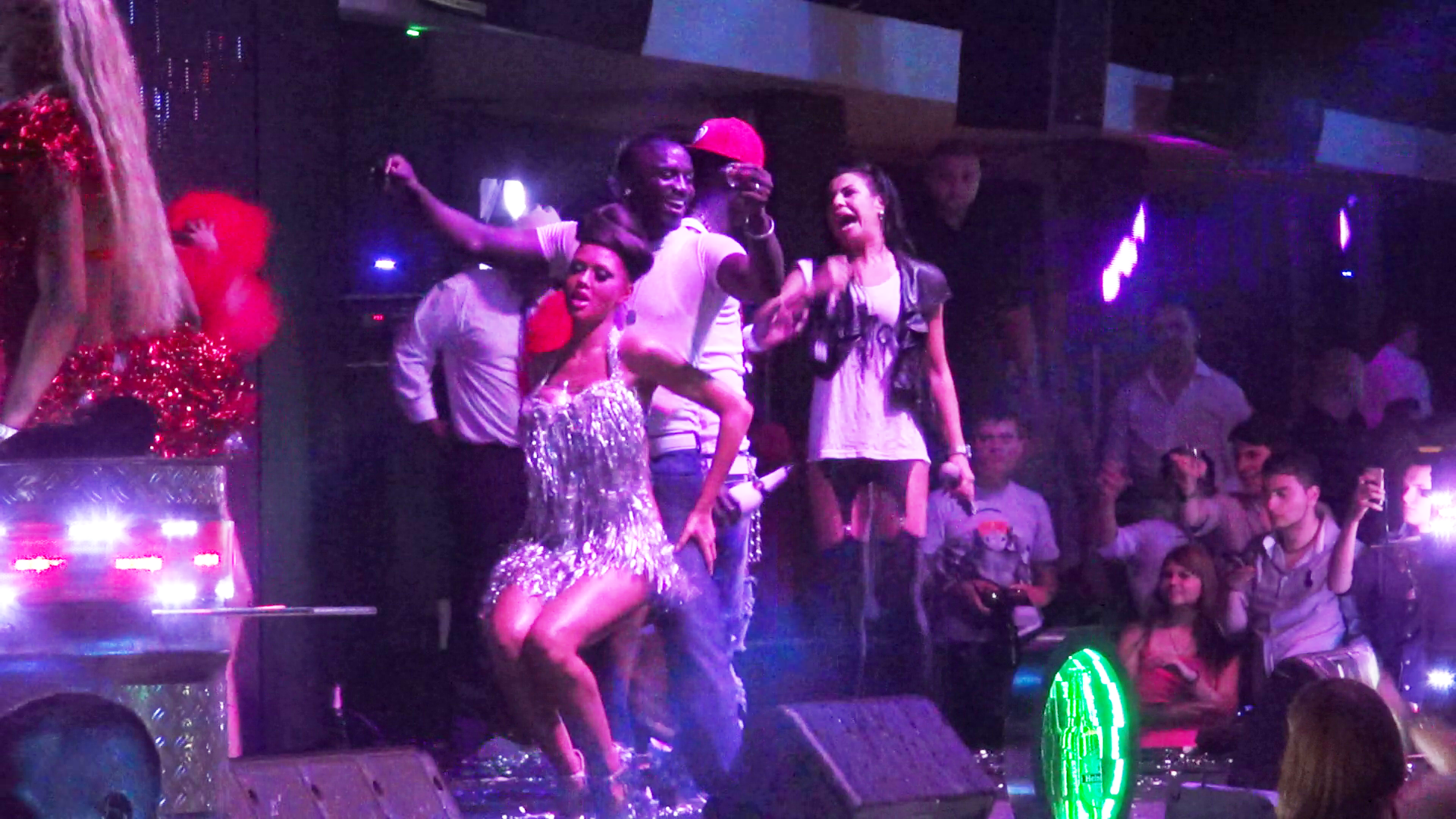 Akon se simte foarte bine in compania dansatoarelor romance