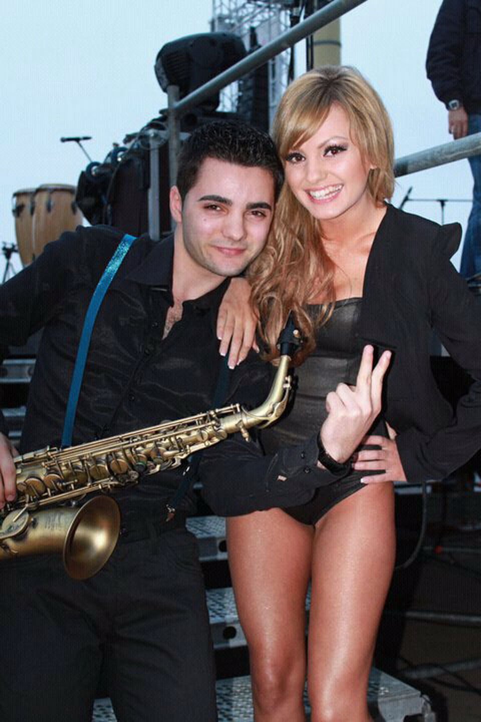 In apropiere fiecare concert, Alexandra a fost insotita pe scena de saxofonistul Cosmin Basasteanu
