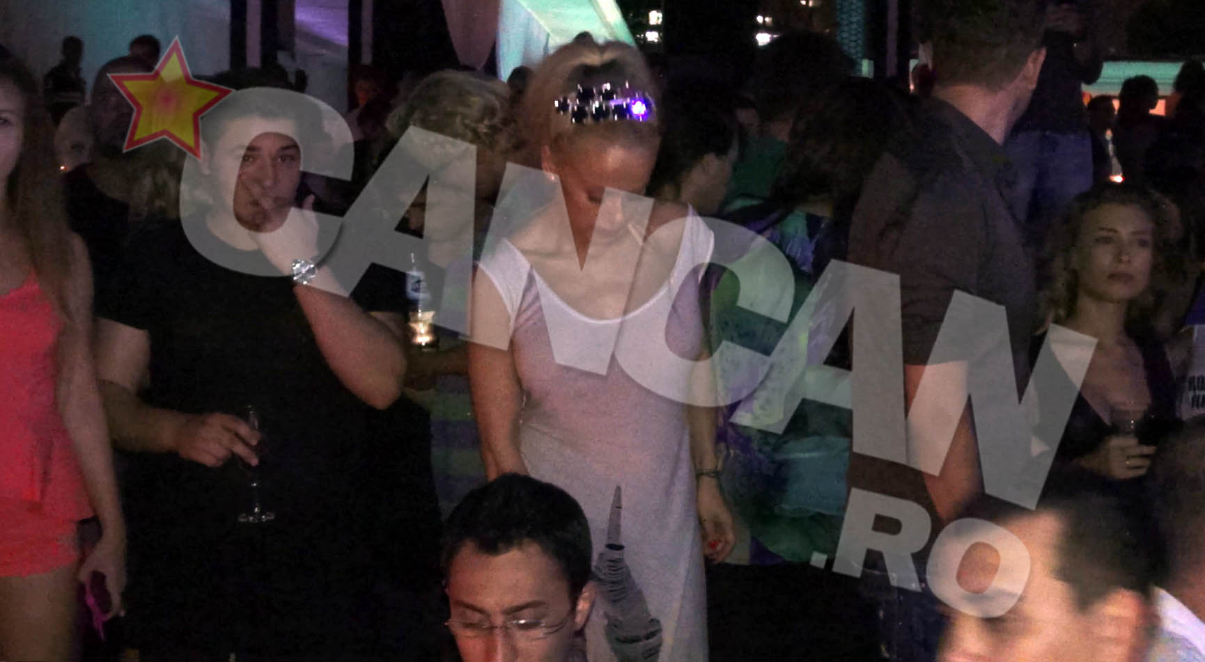 Patrick si-a calmat o mancarime a nasului intr-o maniera inedita: s-a scarpinat cu degetul mijlociu intins bine, executand un semn obscen pe la spatele Andei