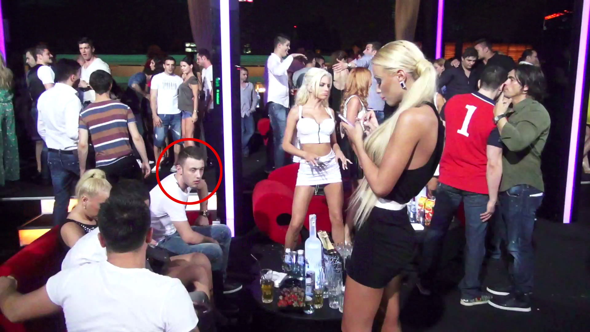 Kassandra se agita prin dans cu gandul ca poate atrage atentia