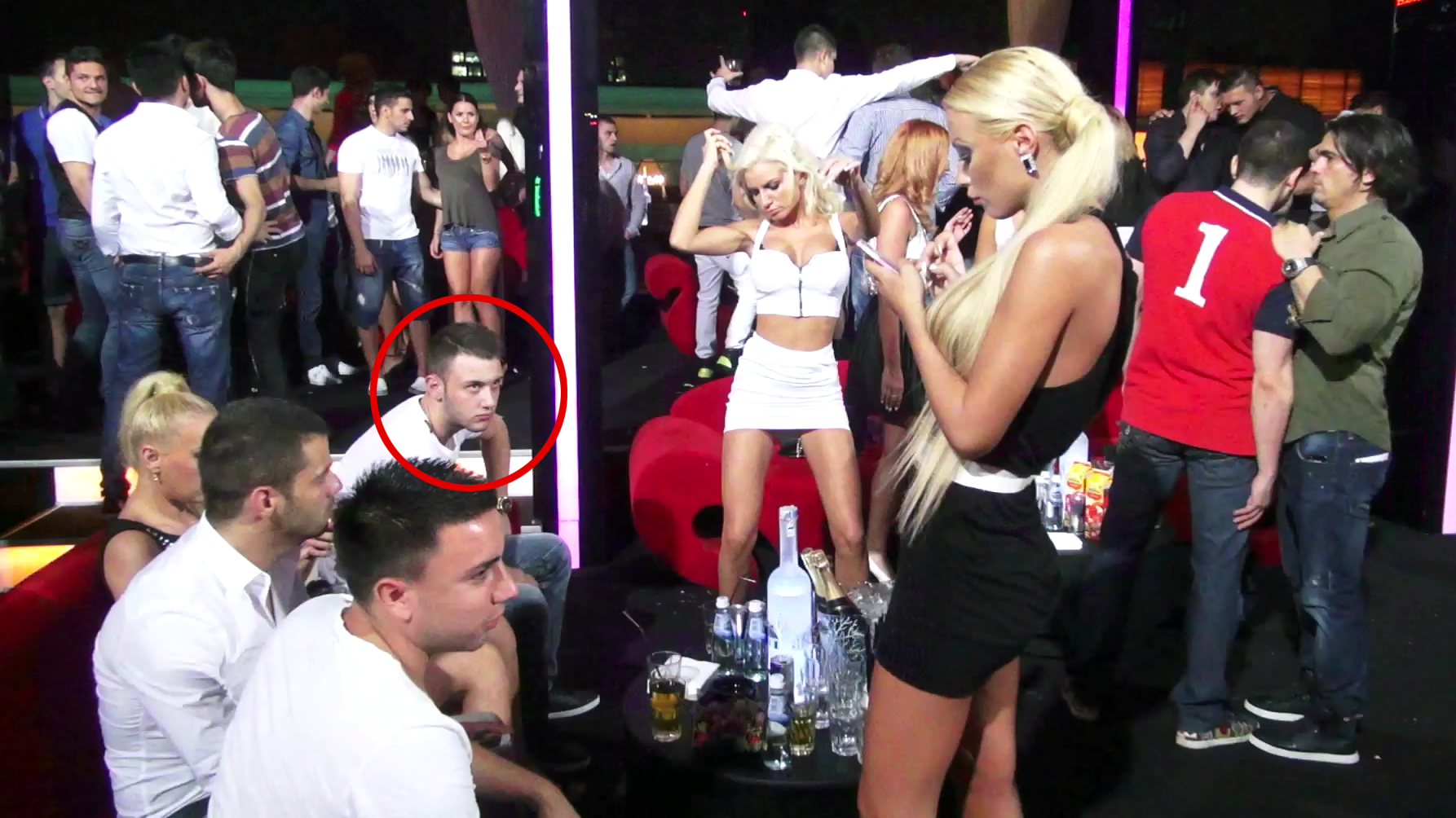 Tanarul nici nu isi indreapta privirea catre blonda