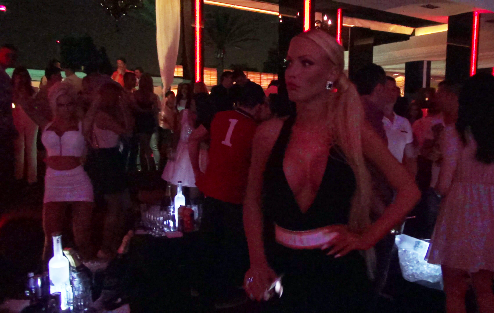 Loredana Chivu danseaza cat mai departe de prietena ei