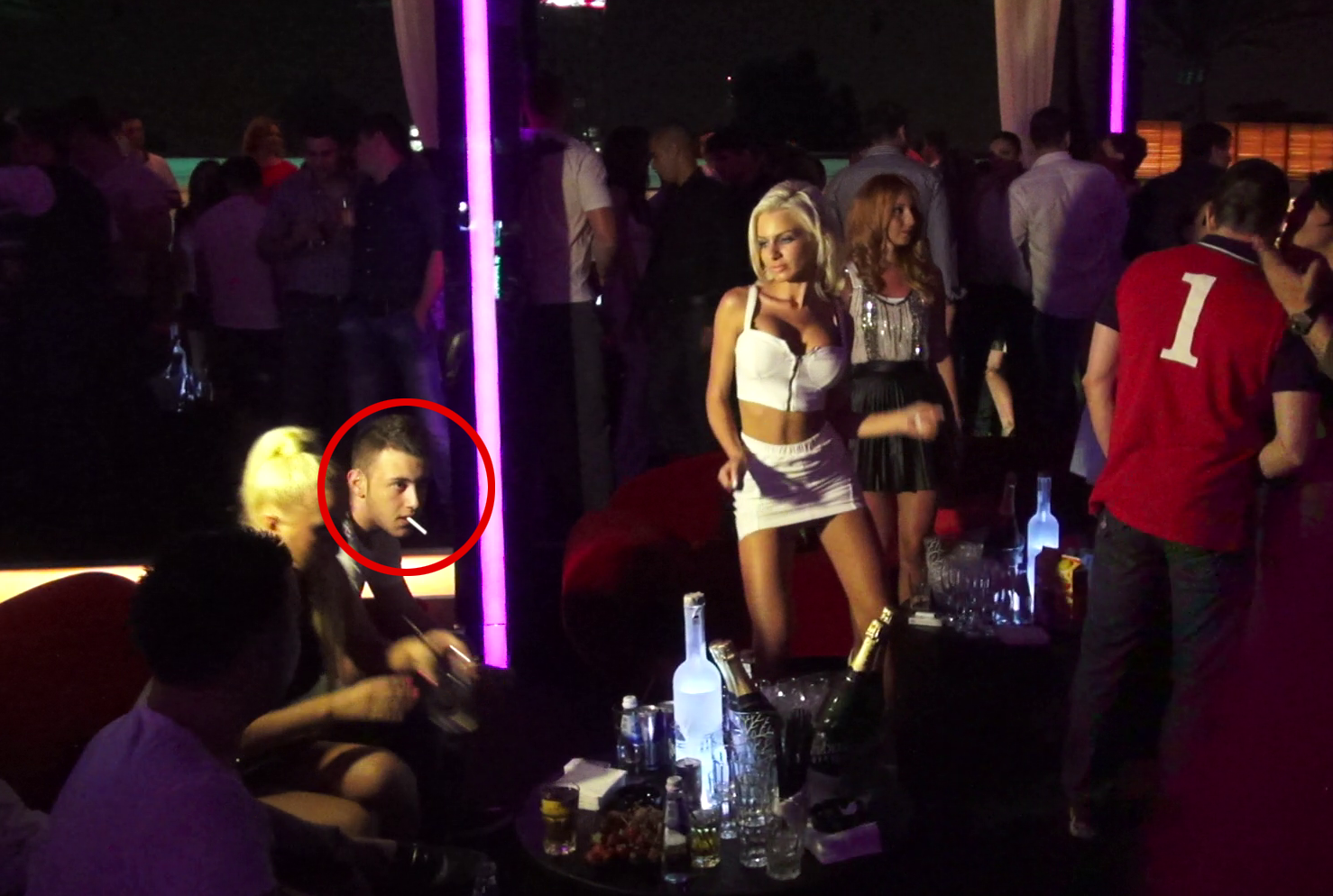 Degeaba sotia lui Ogica ii arunca priviri tanarului, acesta pare ca este atent la o alta tanara