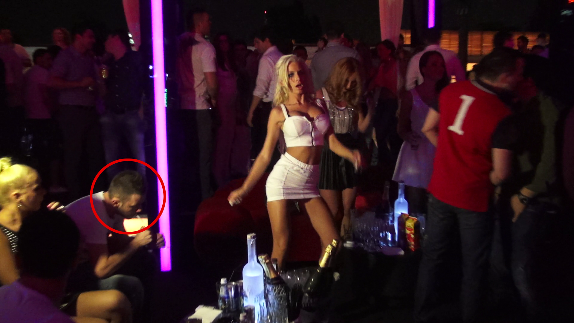 Tanara incearca si miscari mult mai provocatoare insa fara niciun rezultat