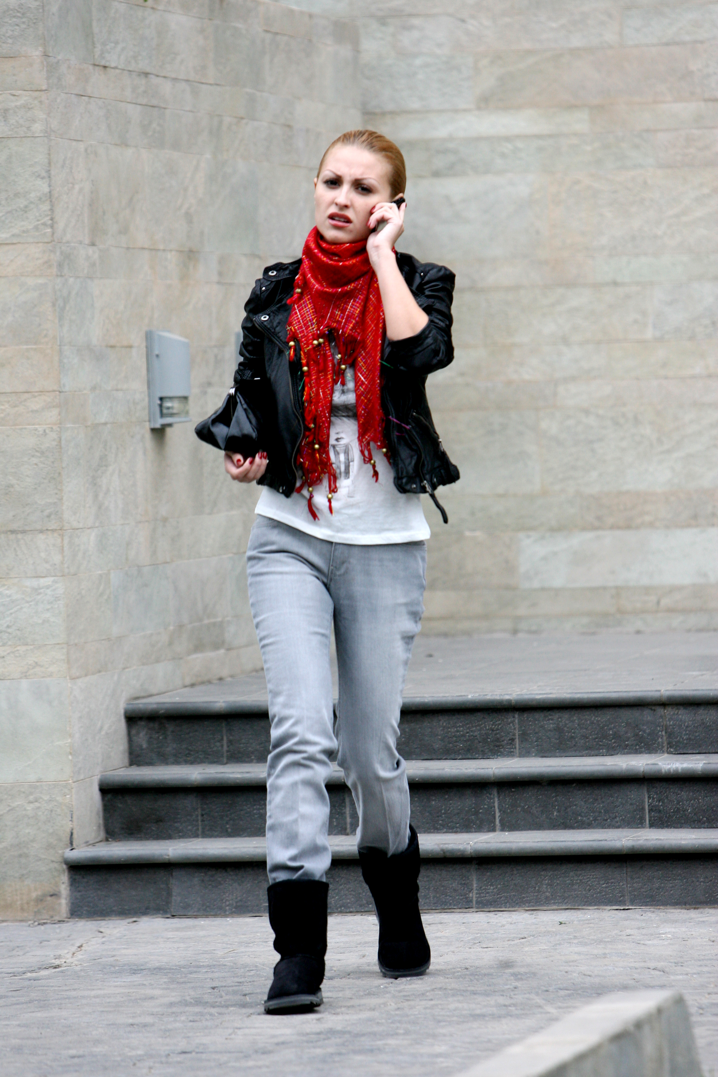 Roxana (ex-Trident) sustine ca s-a ales cu numeroase vanatai dupa ce ar fi fost lovita de Oana Frigescu si sora acesteia, Alexandra