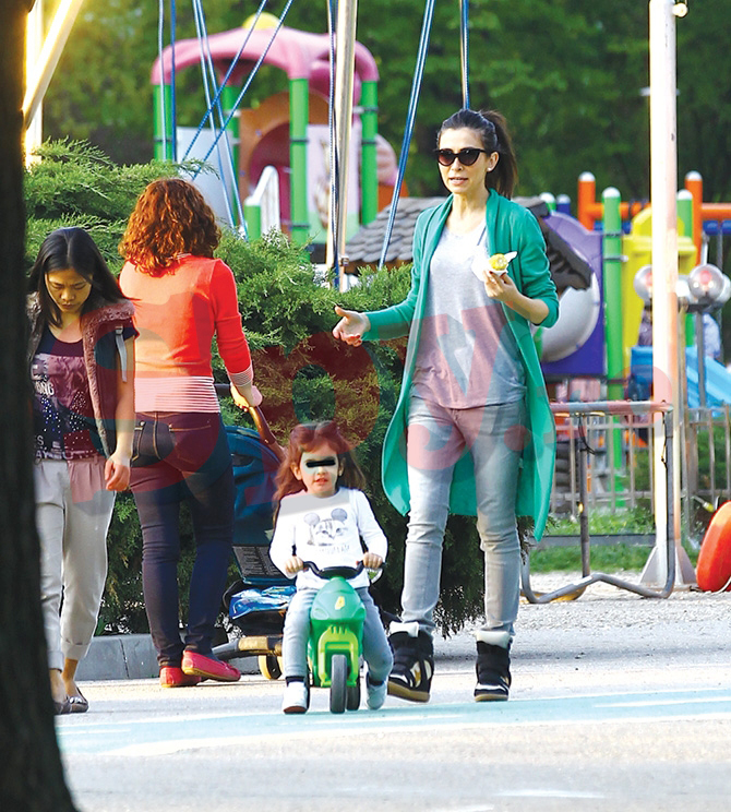 Oana Frigescu iese mereu cu fiica ei in parc