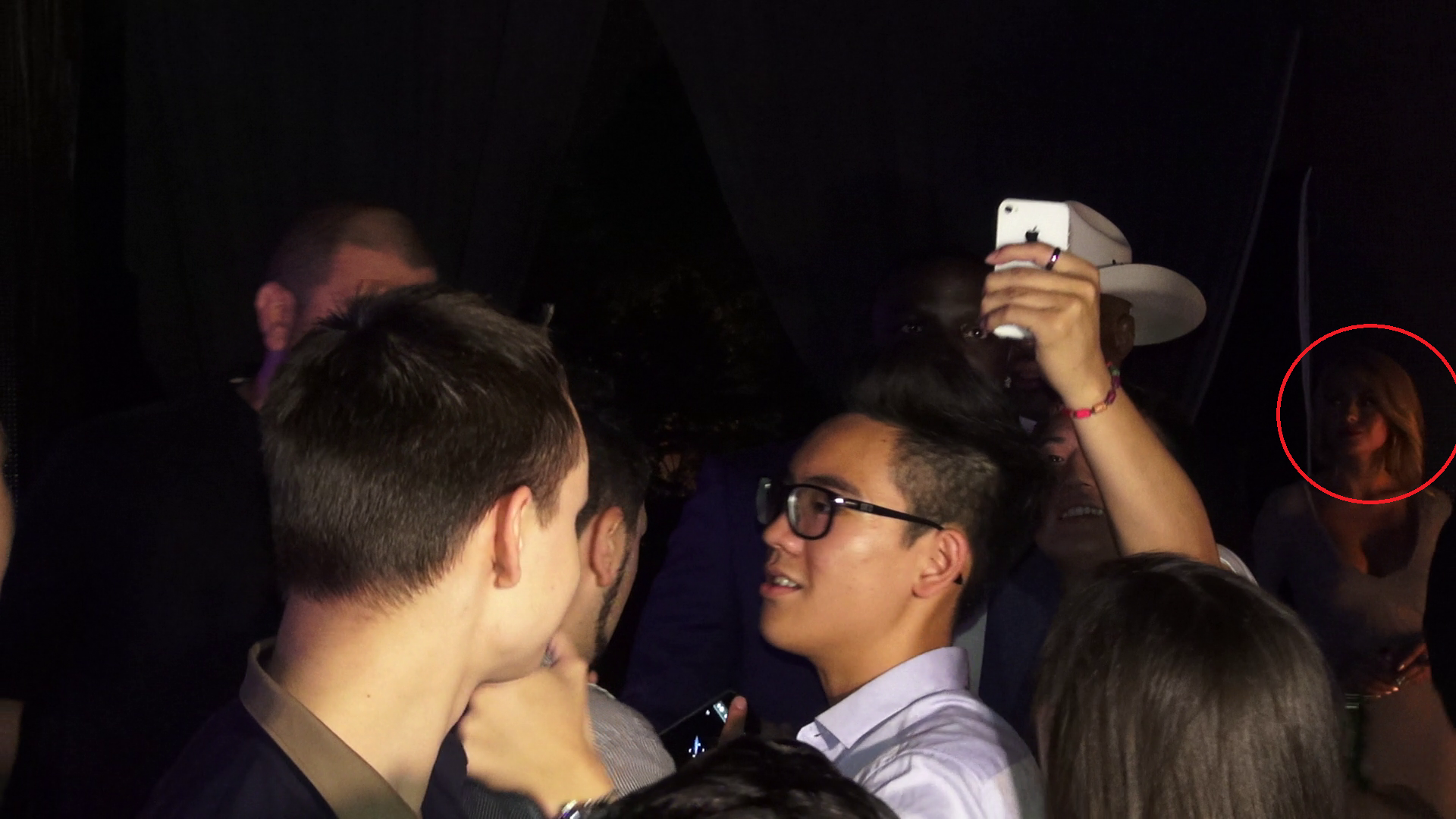 Asistenta Tv a asteptat cuminte pana cand starula terminatd e dat autografe