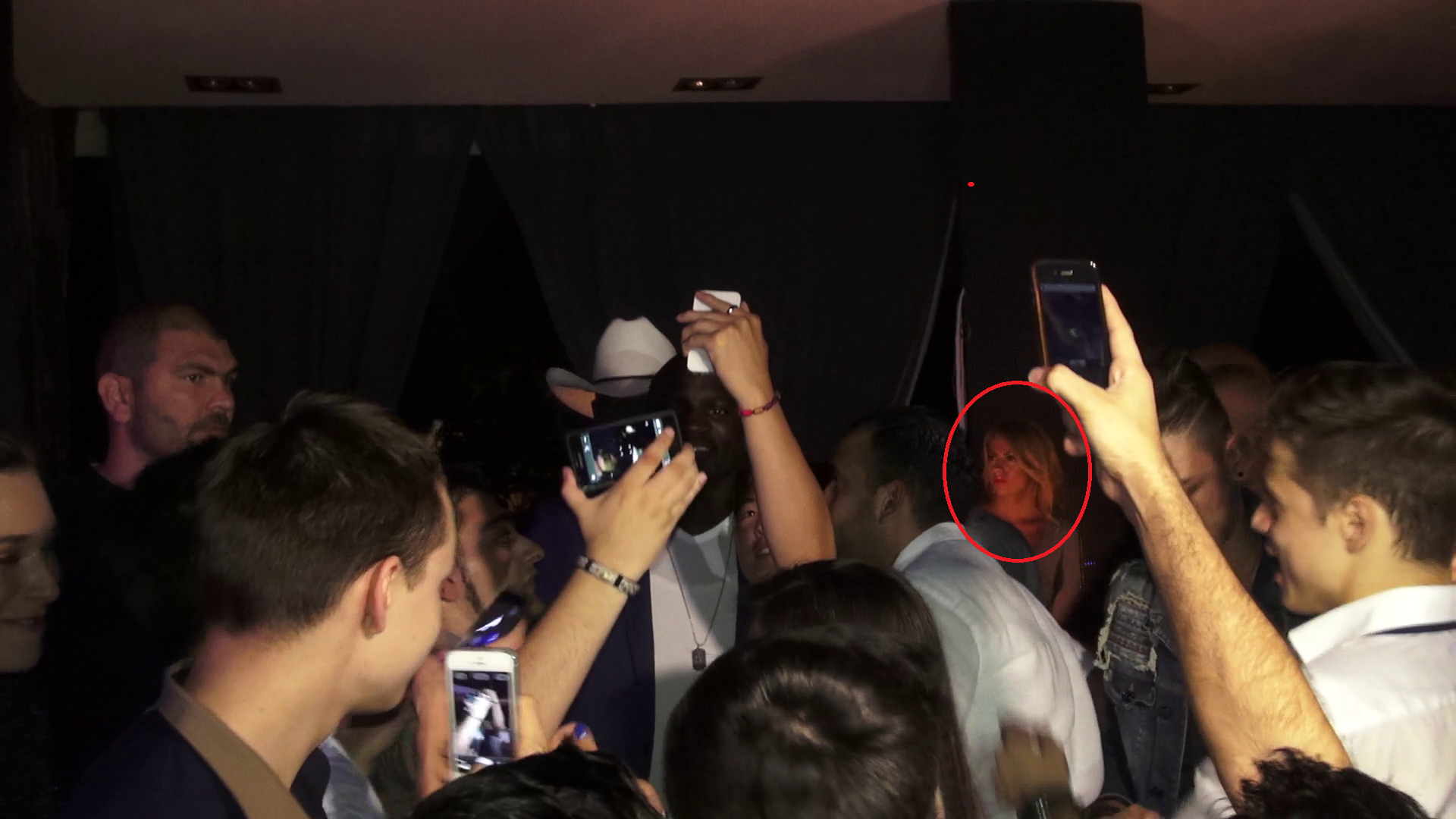 Blonda a venit de la inceputul serii la masa special amenajata pentru Akon