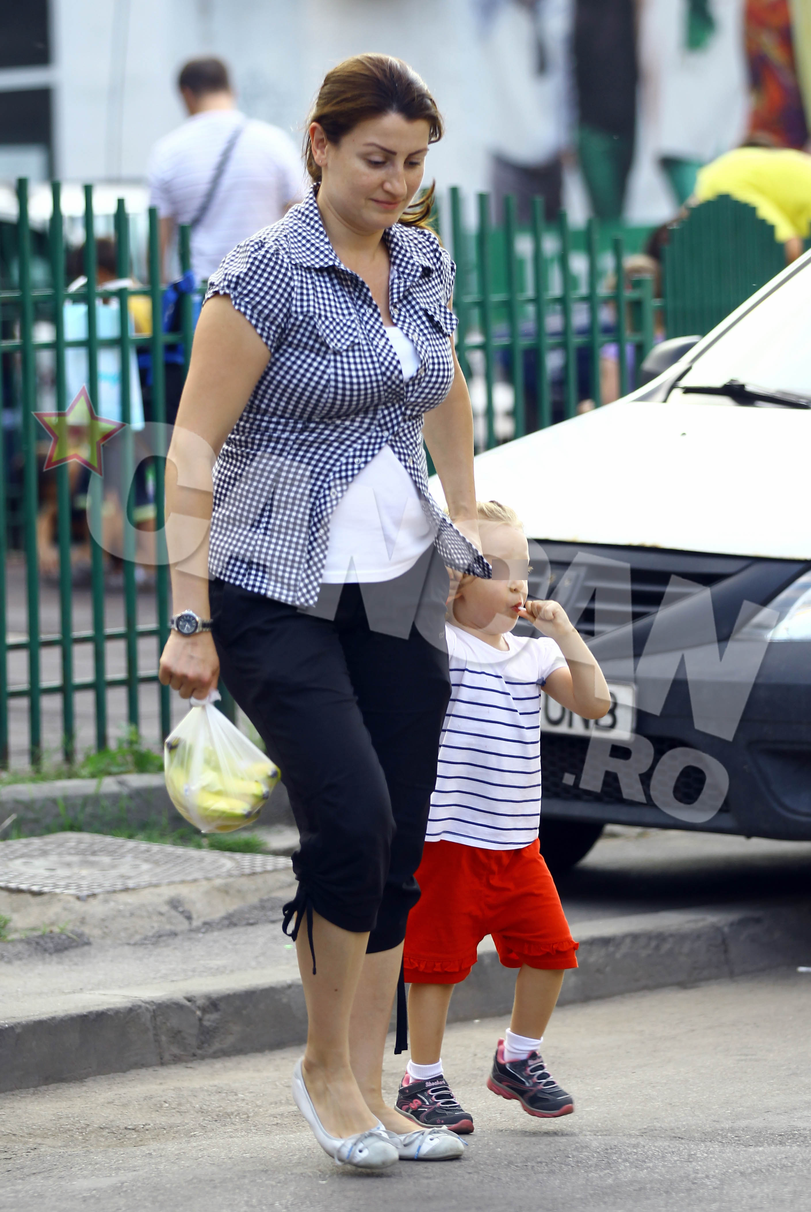 Adriana este acum mama a doi copii pe care ii creste singura