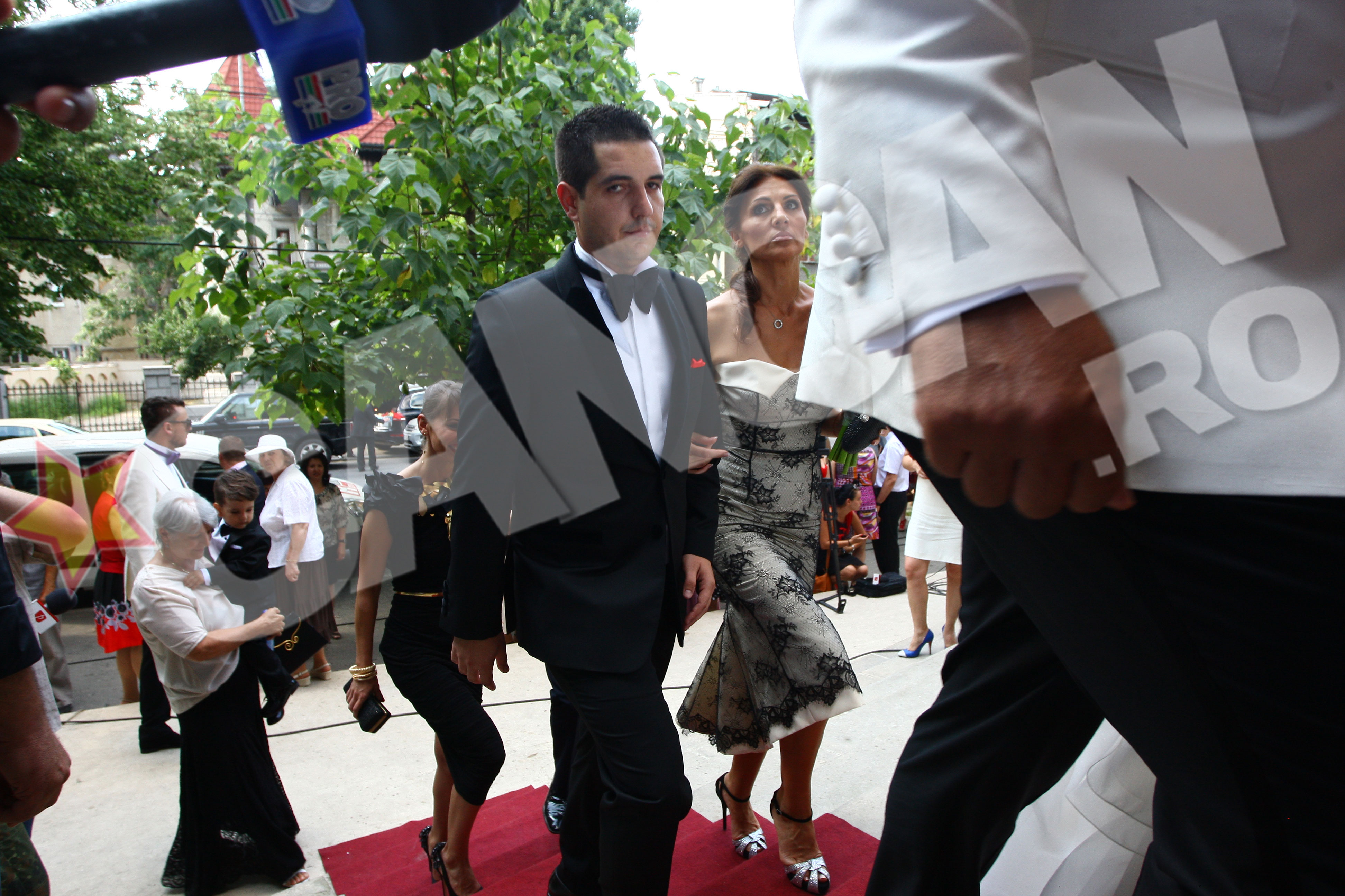 Mihai, ginerele lui Piturca, a pasit fara emotii in biserica. El a fost insotit de sotia lui Olariu