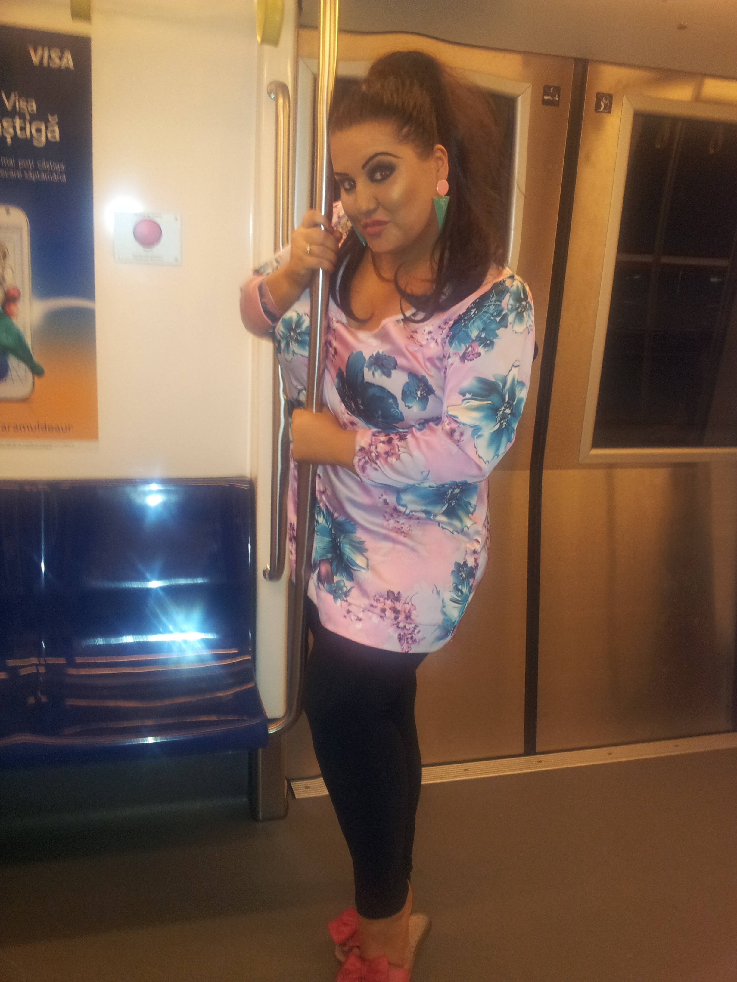 Bianca Rus, show la bara in metrou