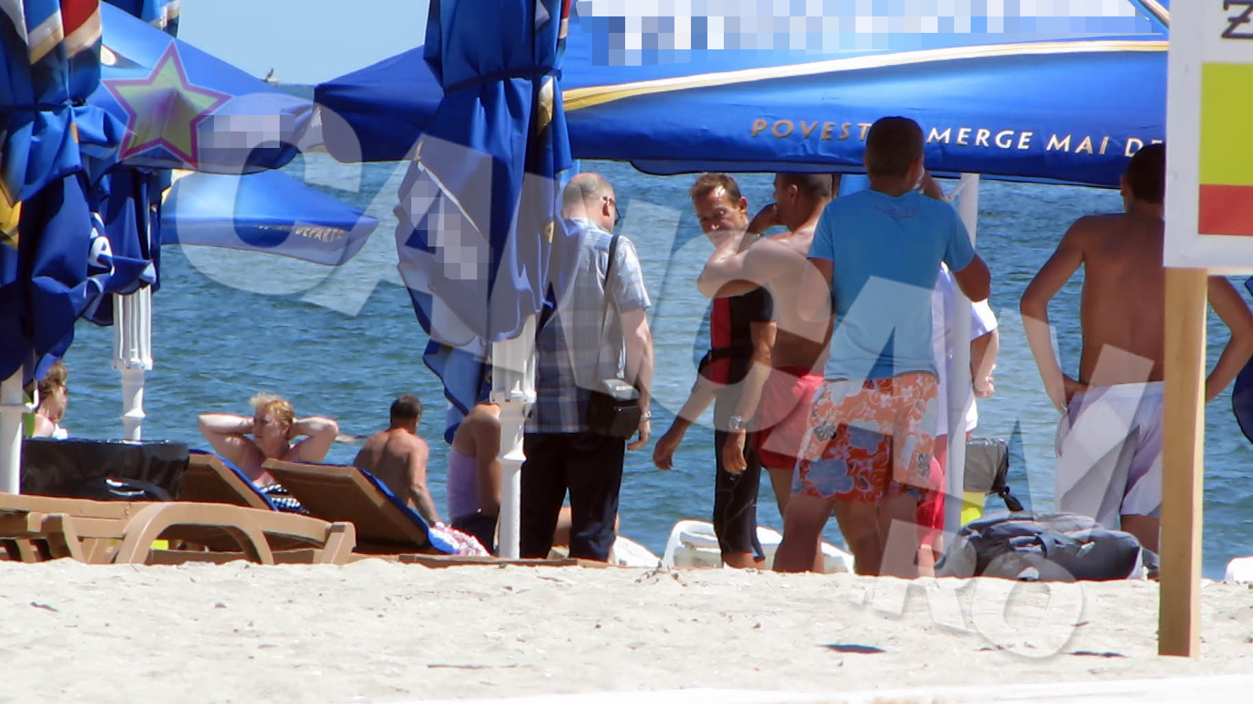 Cateva ore mai tarziu, pe aceeasi plaja din Mamaia isi facea aparitia si edilul orasului de la malul marii