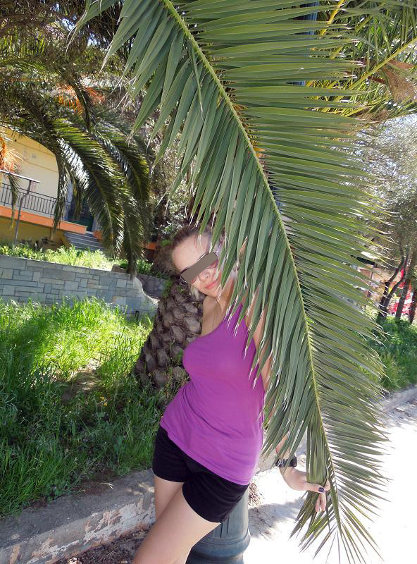 Blonda, nascuta in 1990, nu rateaza nicio ocazie sa-si puna farmecul in valoare