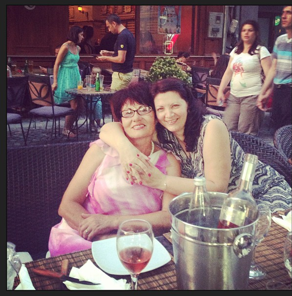 Mama Deliei cu mama lui Razvan par sa se inteleaga de minune