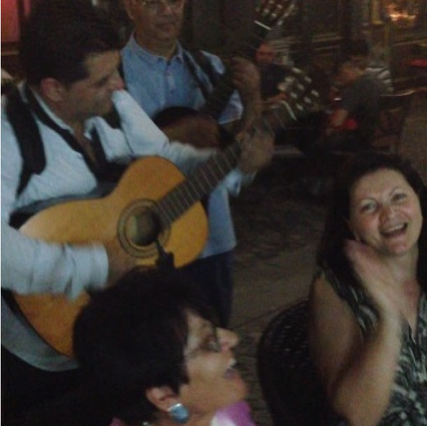 Pranzul s-a dovedit a fi unul prelungit, petrecera continuand pana seara alaturi de muzicieni