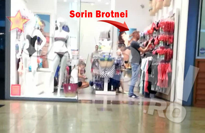 Dupa ce Daniela a vizionat oferta, Sorin a luat si el la mana variantele de bikini pe rosu